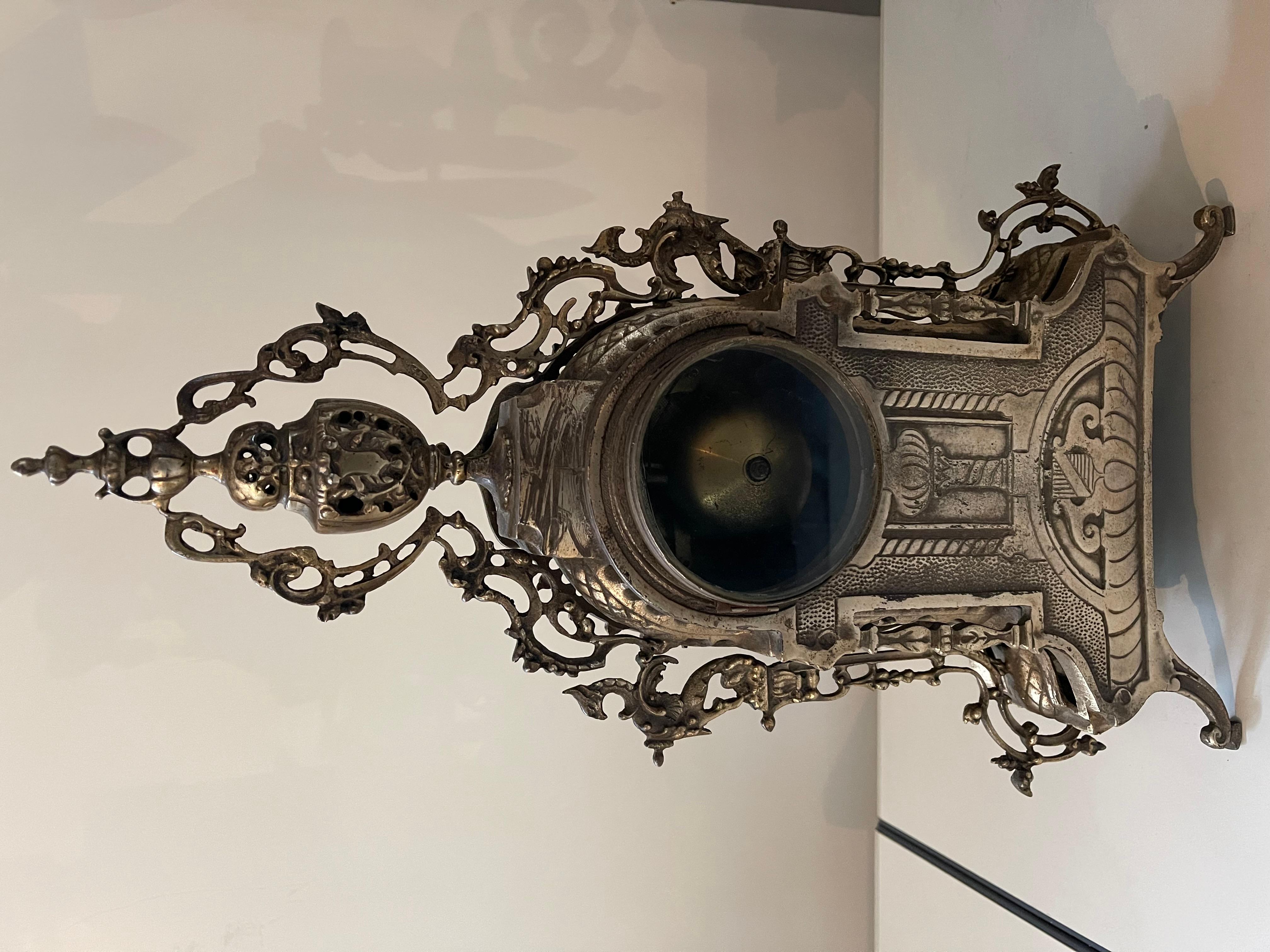 Merveilleuse horloge en laiton de style baroque à poser en vente 2
