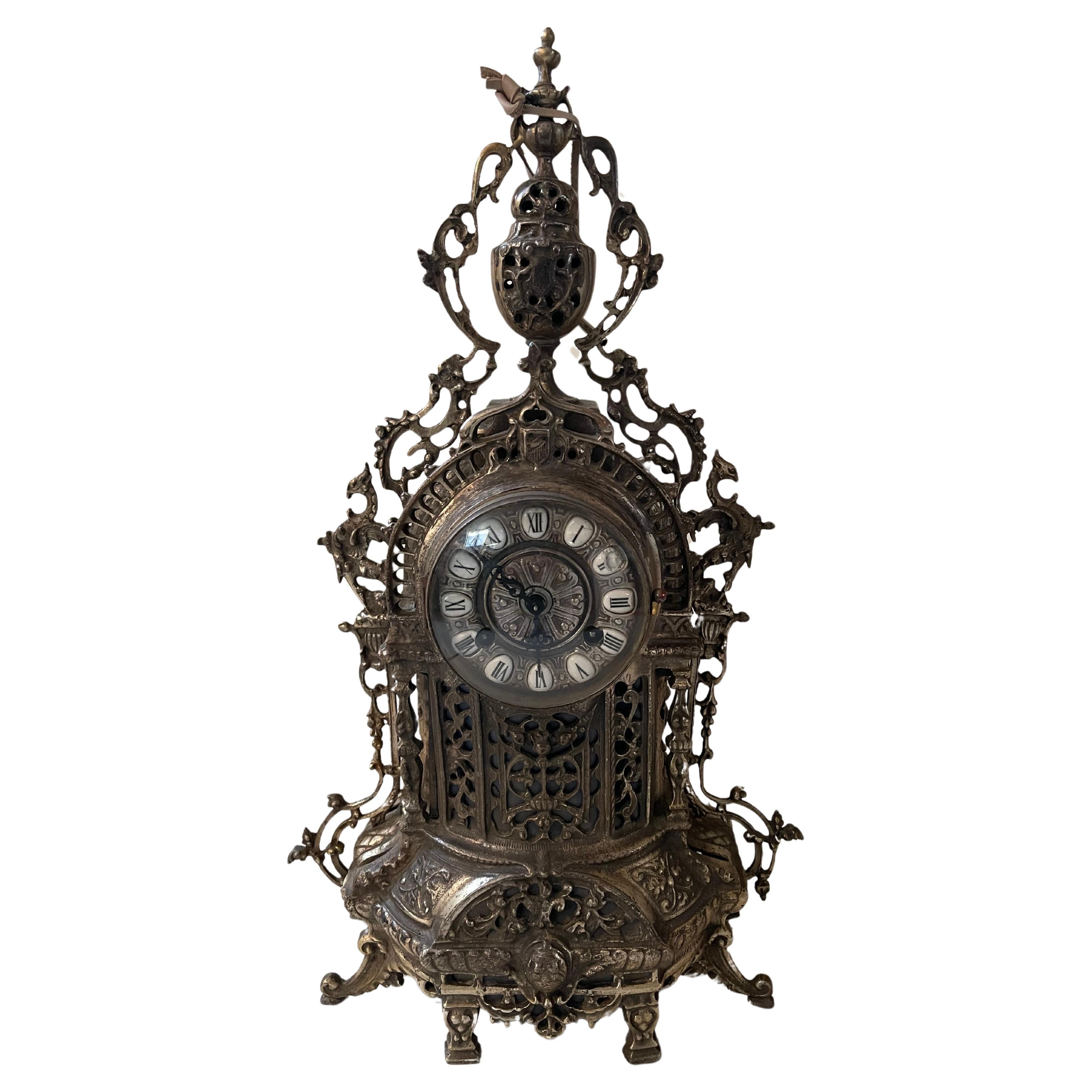 Meraviglioso Orologio in ottone stile barocco da poggiare