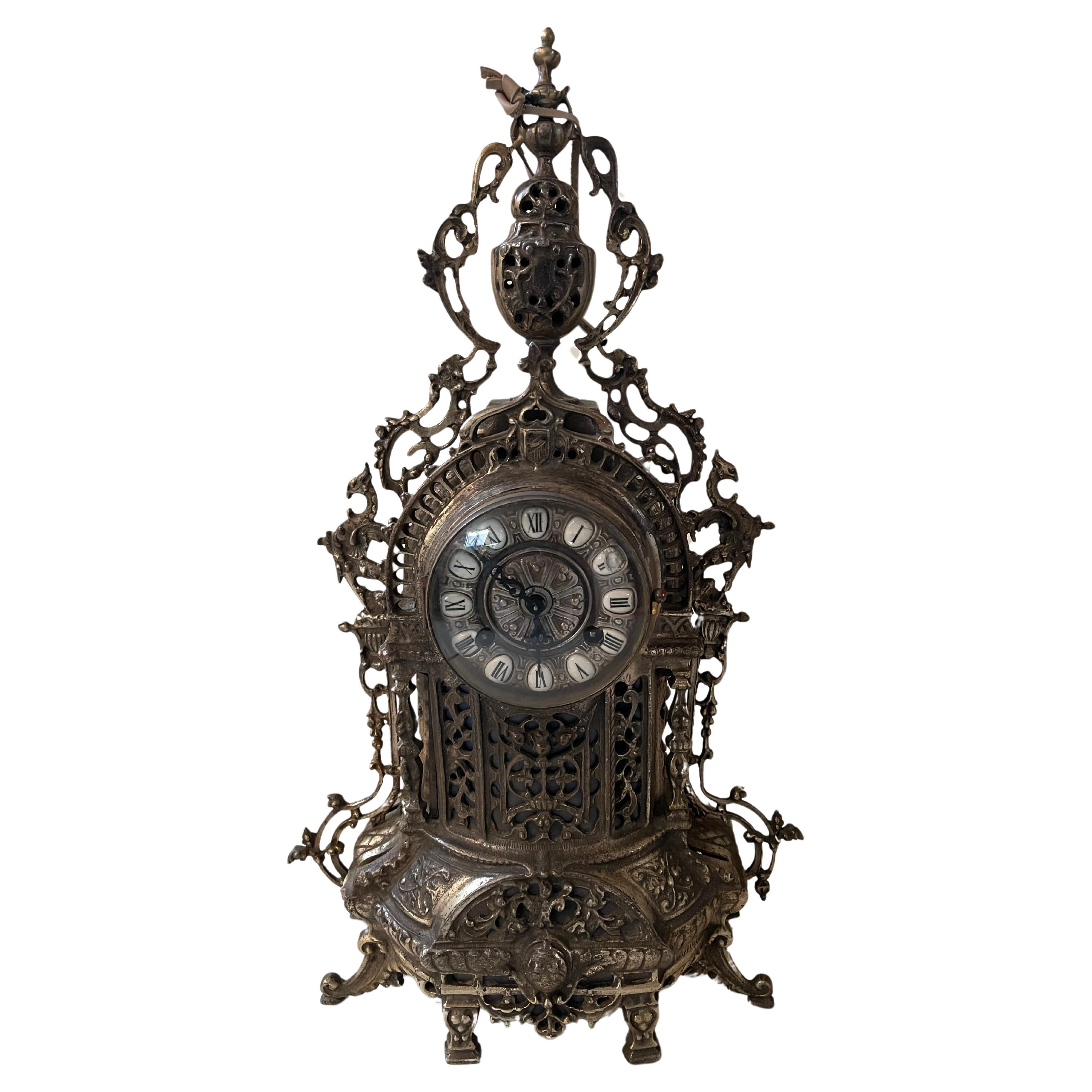 Merveilleuse horloge en laiton de style baroque à poser en vente