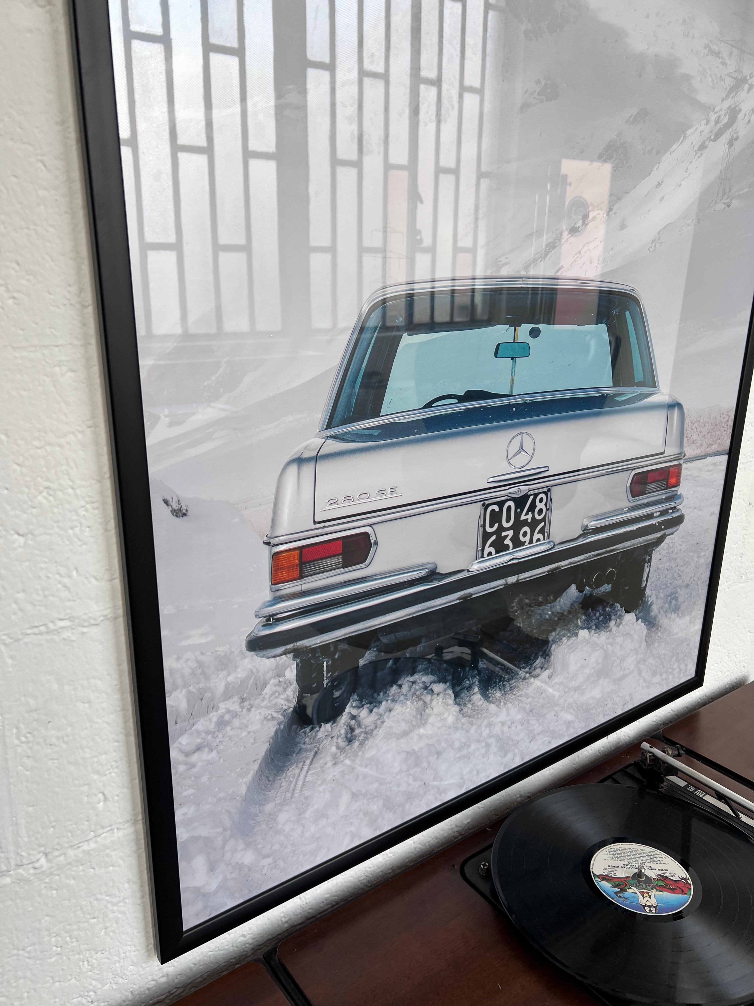 Mercedes 280SE in den Alpen, Kunstdruck von Spinzi, Italienische Dolcevita (21. Jahrhundert und zeitgenössisch) im Angebot