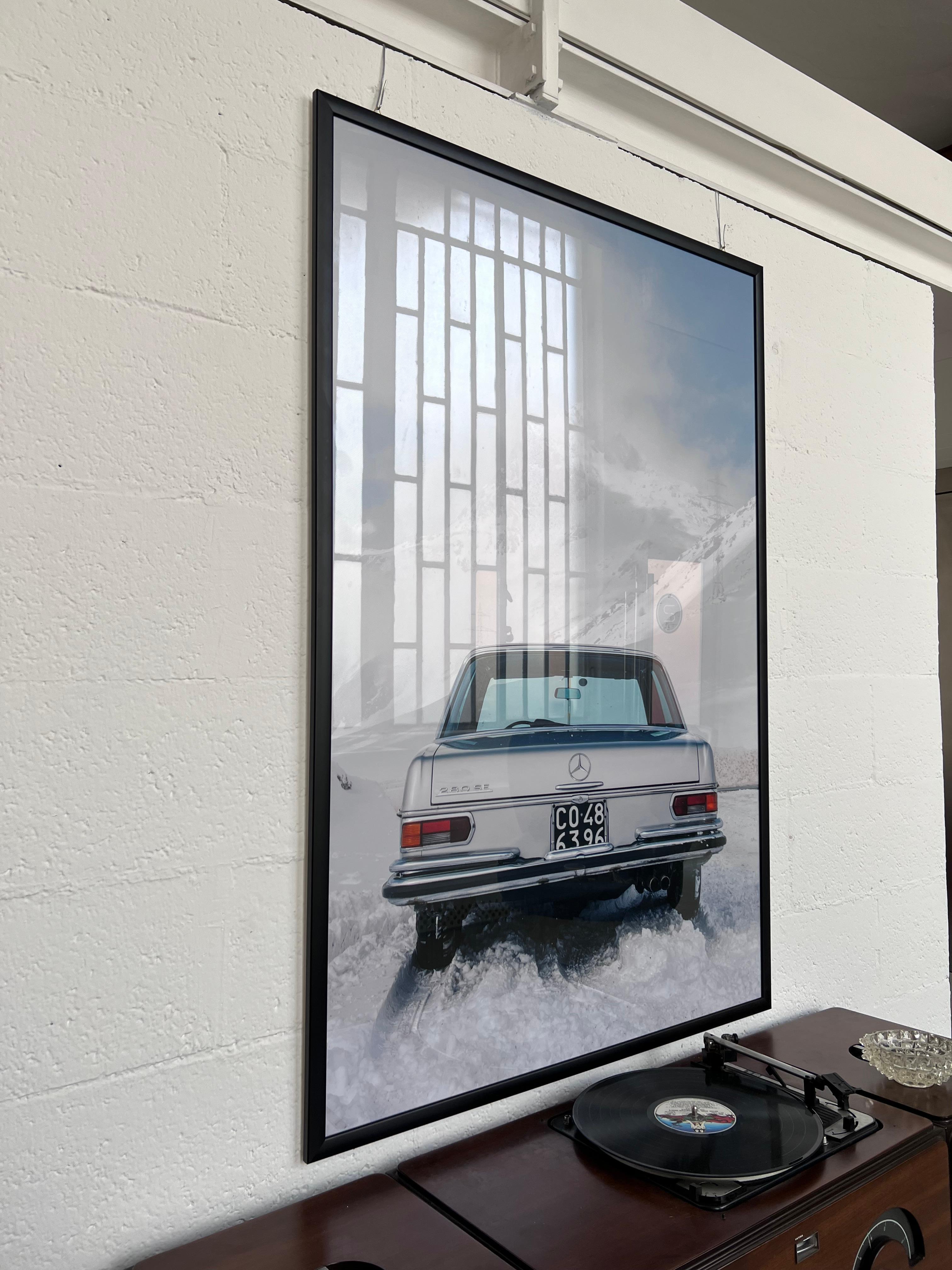 XXIe siècle et contemporain Mercedes 280SE sur les Alpes, impression d'art de Spinzi, Italian Dolcevita en vente