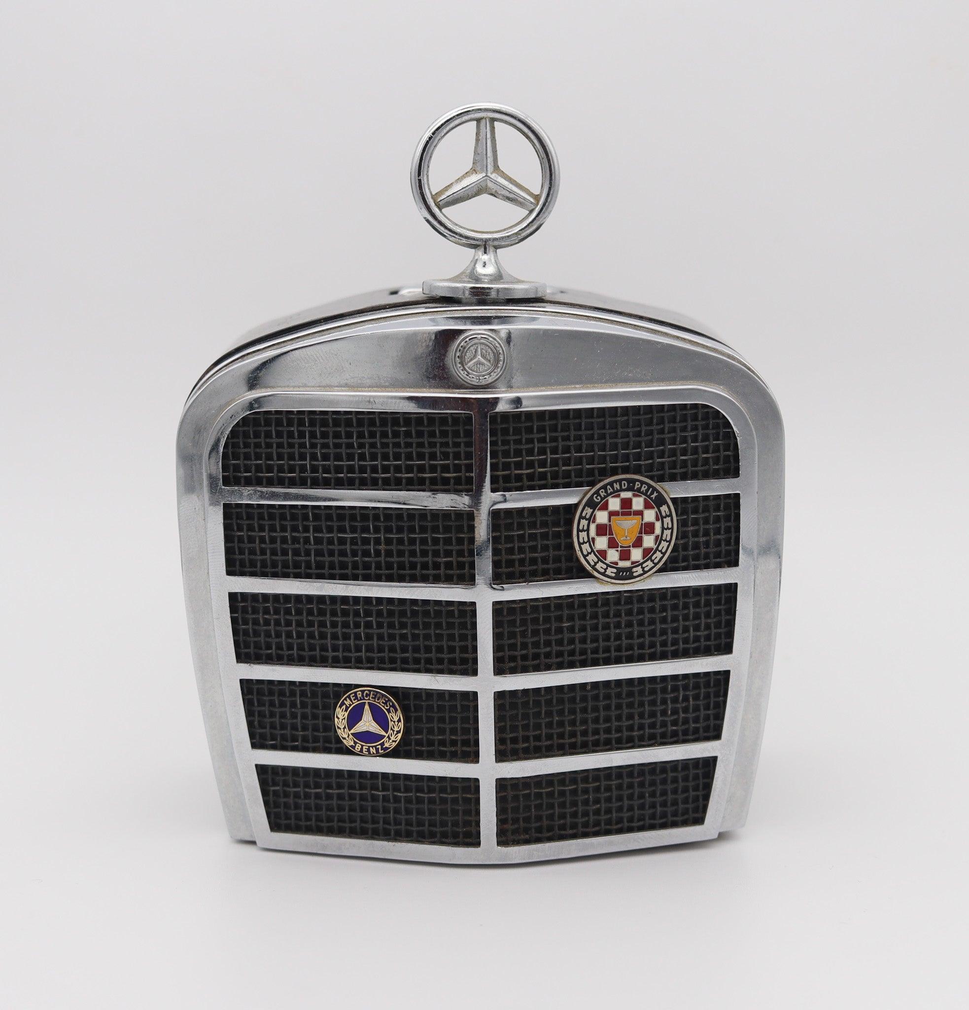 Tisch-Benzinfeuerzeug entworfen von Mercedes Benz.

Dies ist ein schönes Benzin-Schreibtischfeuerzeug, das 1966 für die Royal London Limited hergestellt wurde. Das Tischfeuerzeug wurde in Form eines Mercedes Benz Kühlergrills gefertigt, dessen Teile