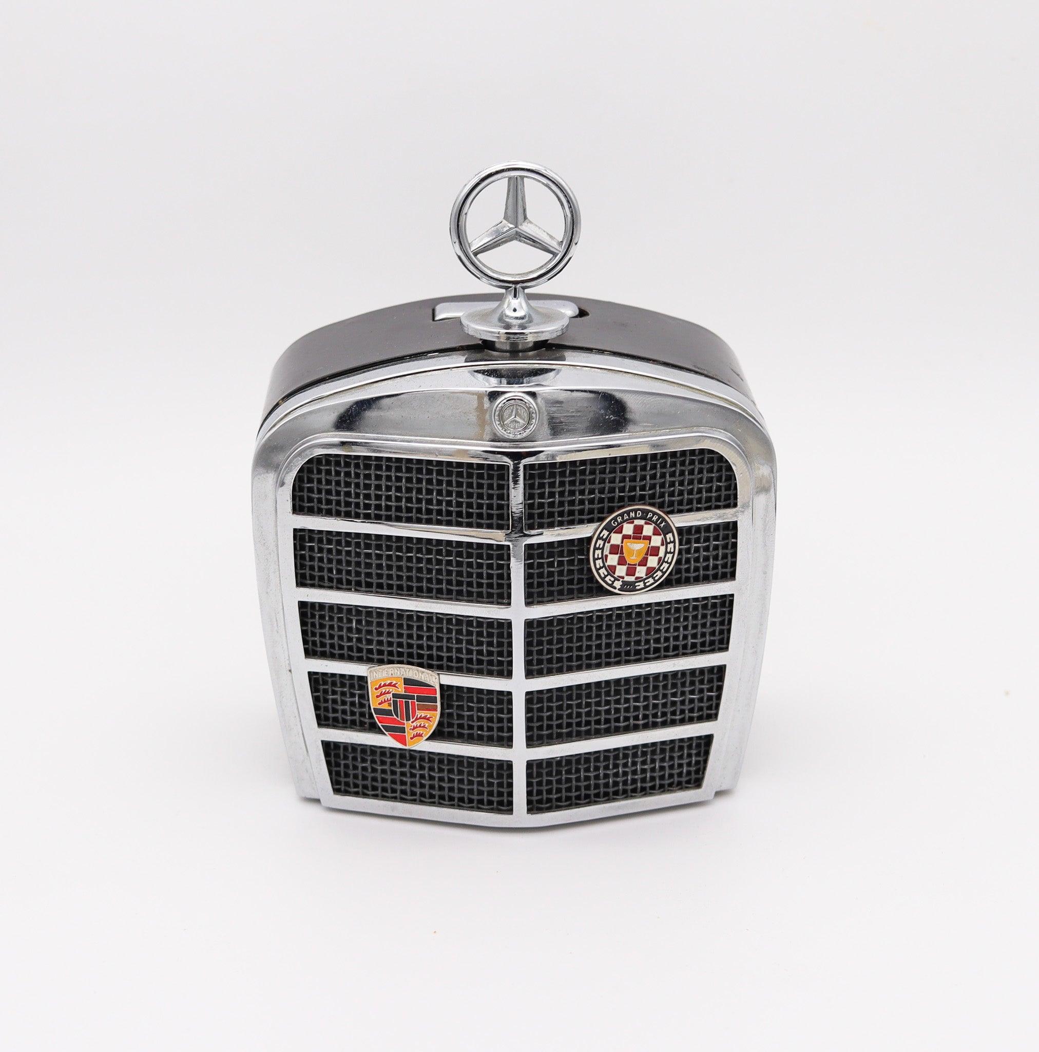 Encendedor de gasolina de mesa diseñado por Mercedes Benz.

Se trata de un bonito encendedor de sobremesa de gasolina, en perfecto estado, sin usar y en su caja original. Este insólito encendedor fue creado para la Royal London Limited en 1966. El