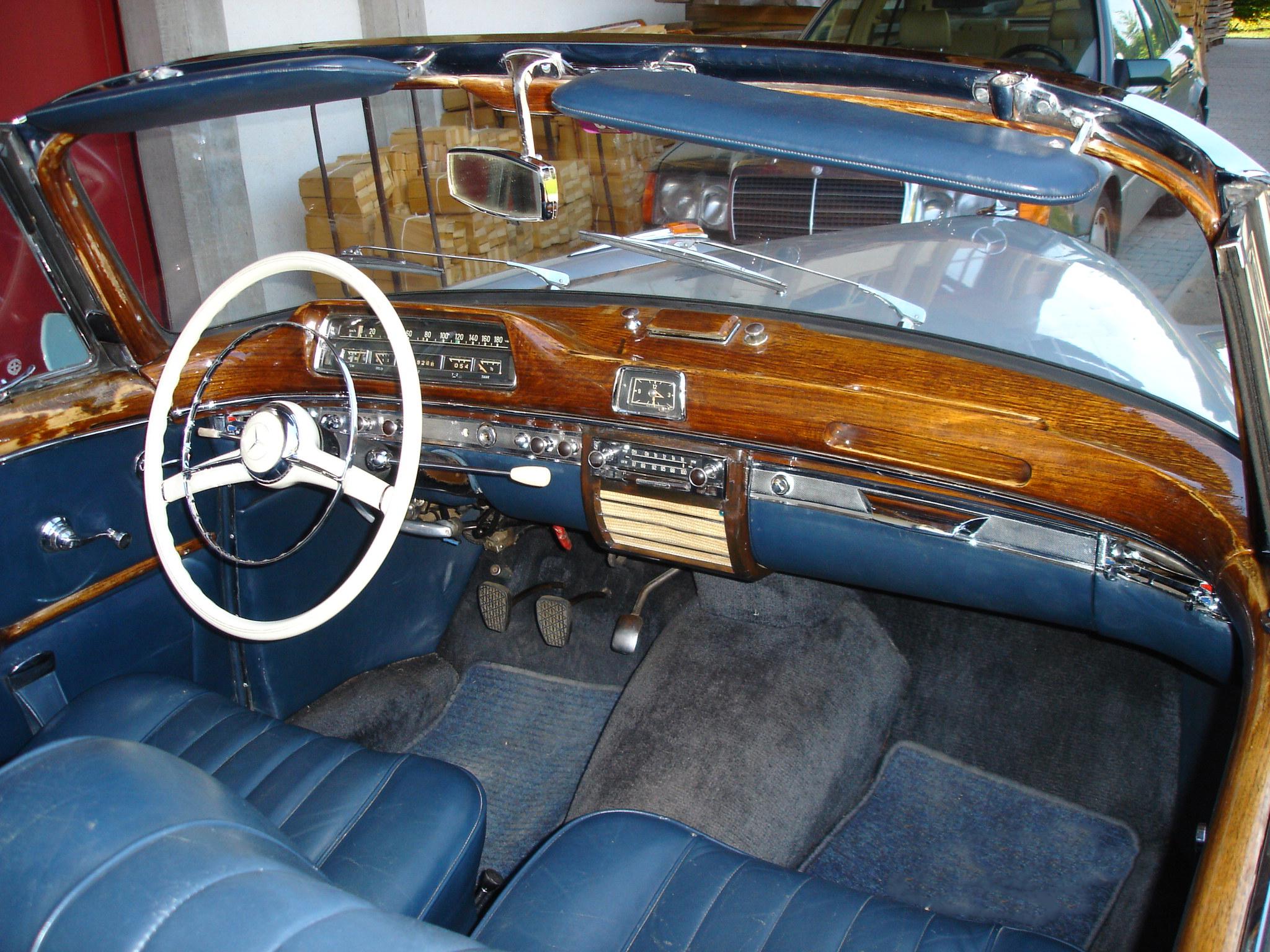 Mercedes Benz 220 S Cabriolet (W180)
Silbermetallic, Innen blau Verdeck blau
Versicherung Allianz Swiss hat den Zustand 2 ermittelt

Baujahr : 1959

Tag der ersten Anmeldung: 1.6.1959

Fahrgestell-Nr. 180 030-10-9508264

Karosserie-Nr. 180