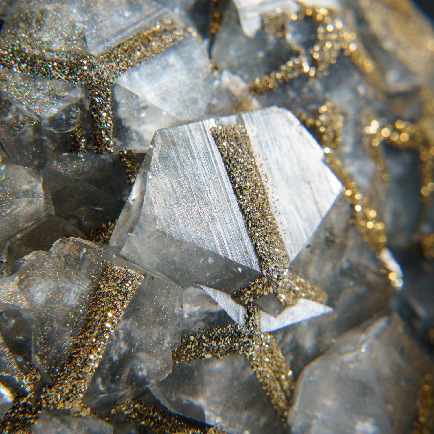 Mercedes Calcite mit Pyritkristall-Cluster aus China (Chinesisch) im Angebot