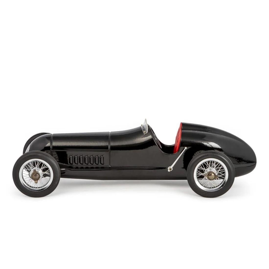 Modello Mercedes Retro Racing con struttura in alluminio,
con dettagli in plastica e alluminio. Modello in vernice nera.