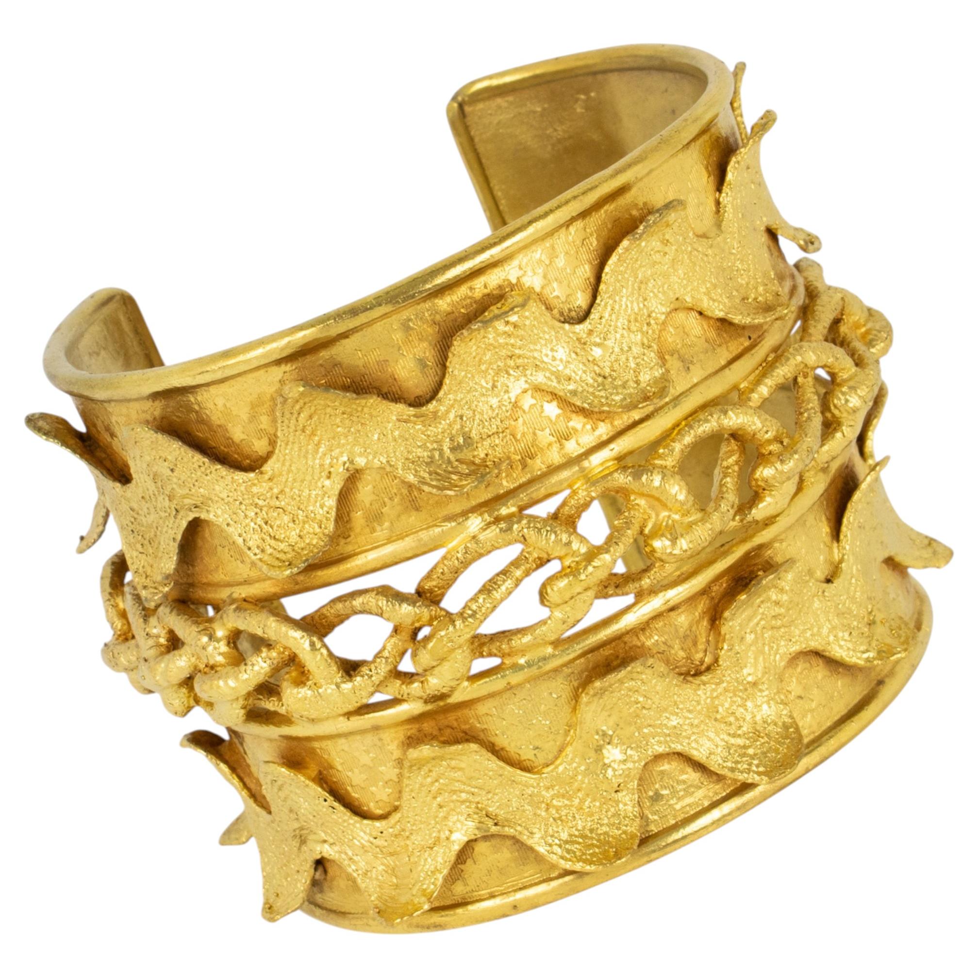 Mercedes Robirosa Brazalete dorado con talla en venta