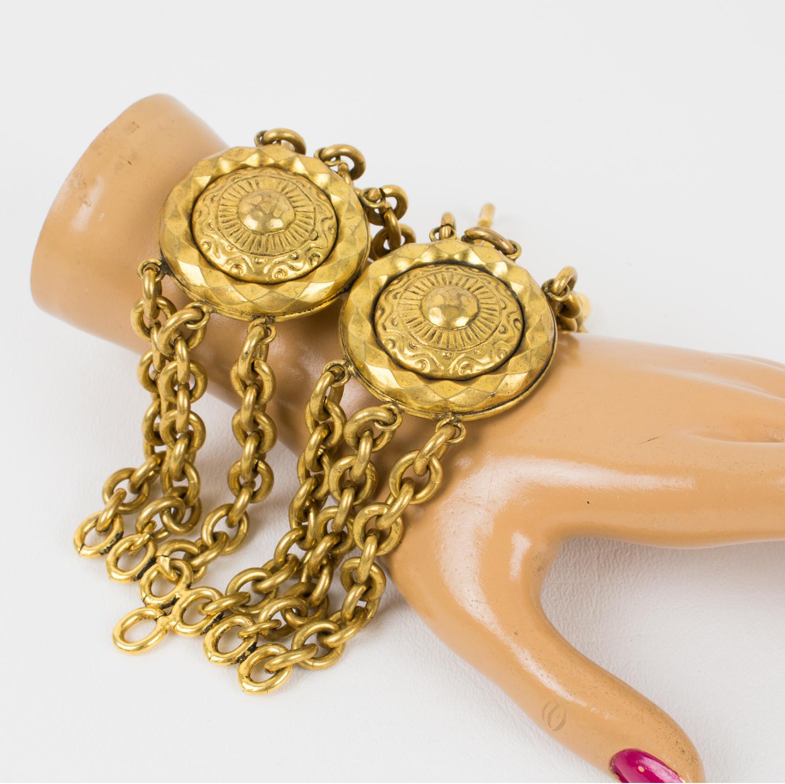 Mercedes Robirosa Gliederarmband aus vergoldetem Metall mit Medaillon und Kette (Moderne) im Angebot