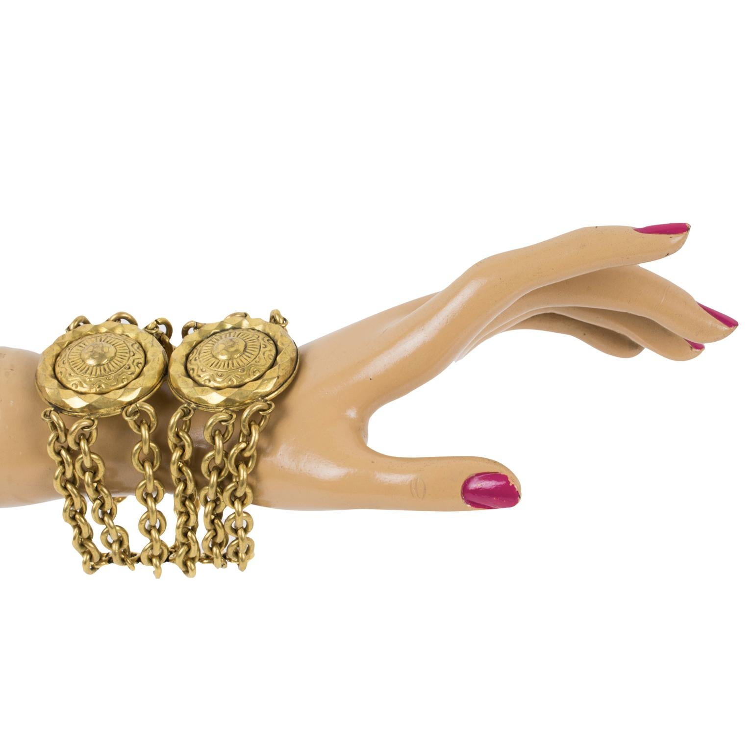 Mercedes Robirosa Gliederarmband aus vergoldetem Metall mit Medaillon und Kette im Angebot 4