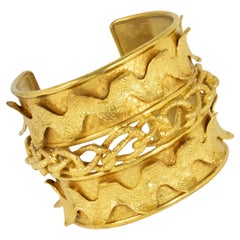 Mercedes Robirosa Brazalete dorado con talla