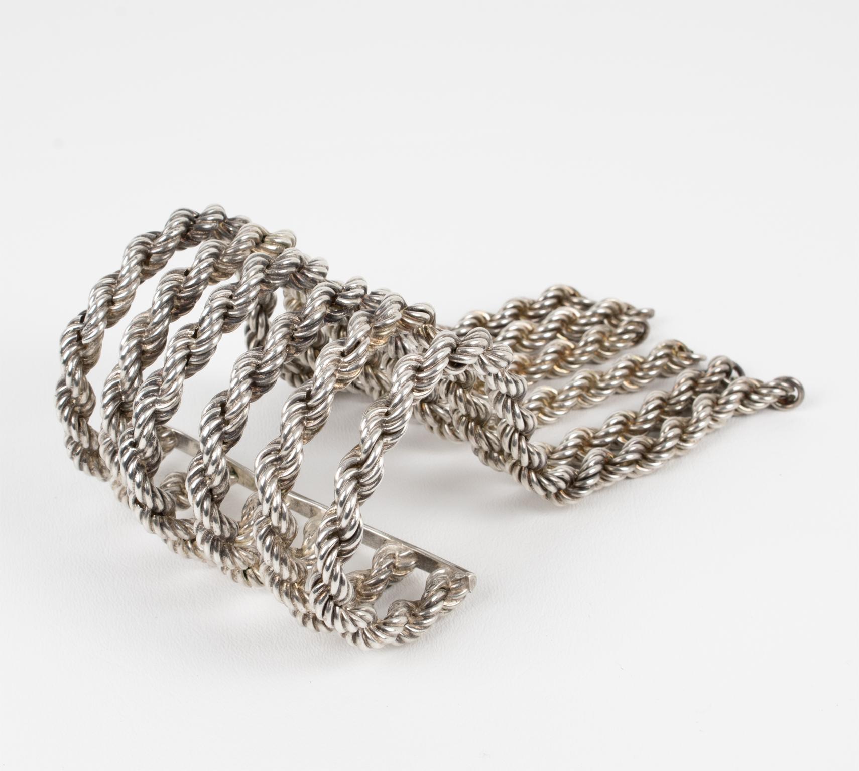 Mercedes Robirosa Bracelet manchette avec chaîne et breloque en métal argenté massif en vente 1