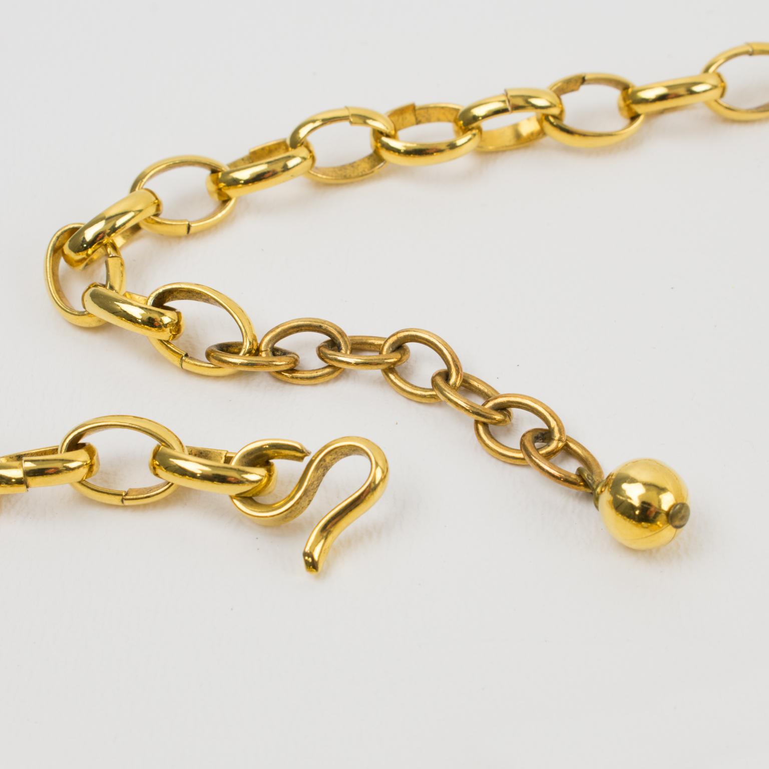 Mercedes Robirosa, collier pendentif croix surdimensionné en métal doré et émail en vente 6