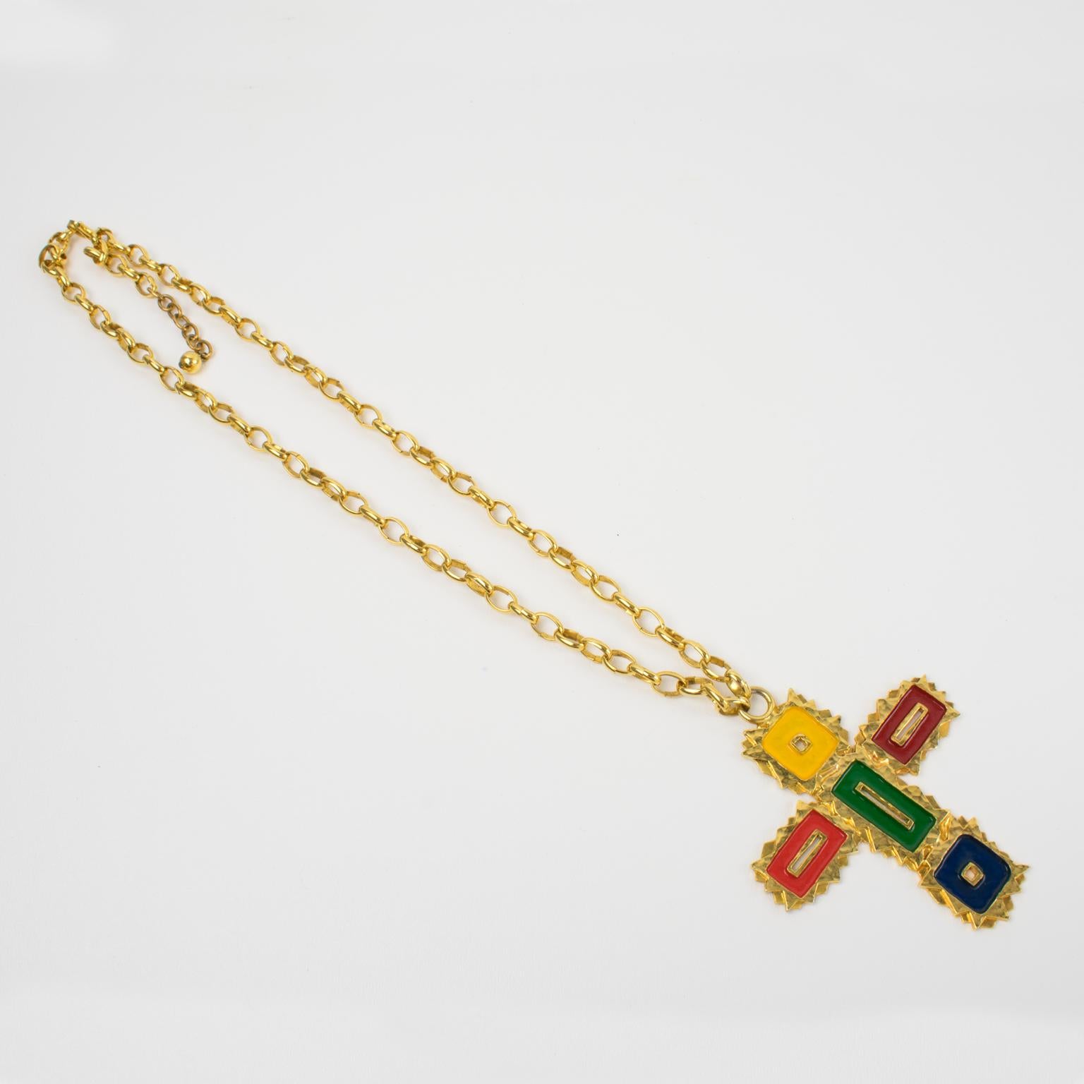 Mercedes Robirosa, collier pendentif croix surdimensionné en métal doré et émail en vente 7