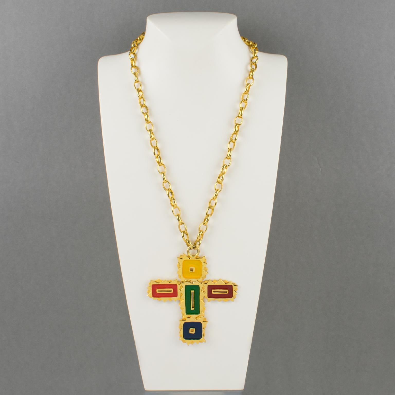Moderne Mercedes Robirosa, collier pendentif croix surdimensionné en métal doré et émail en vente