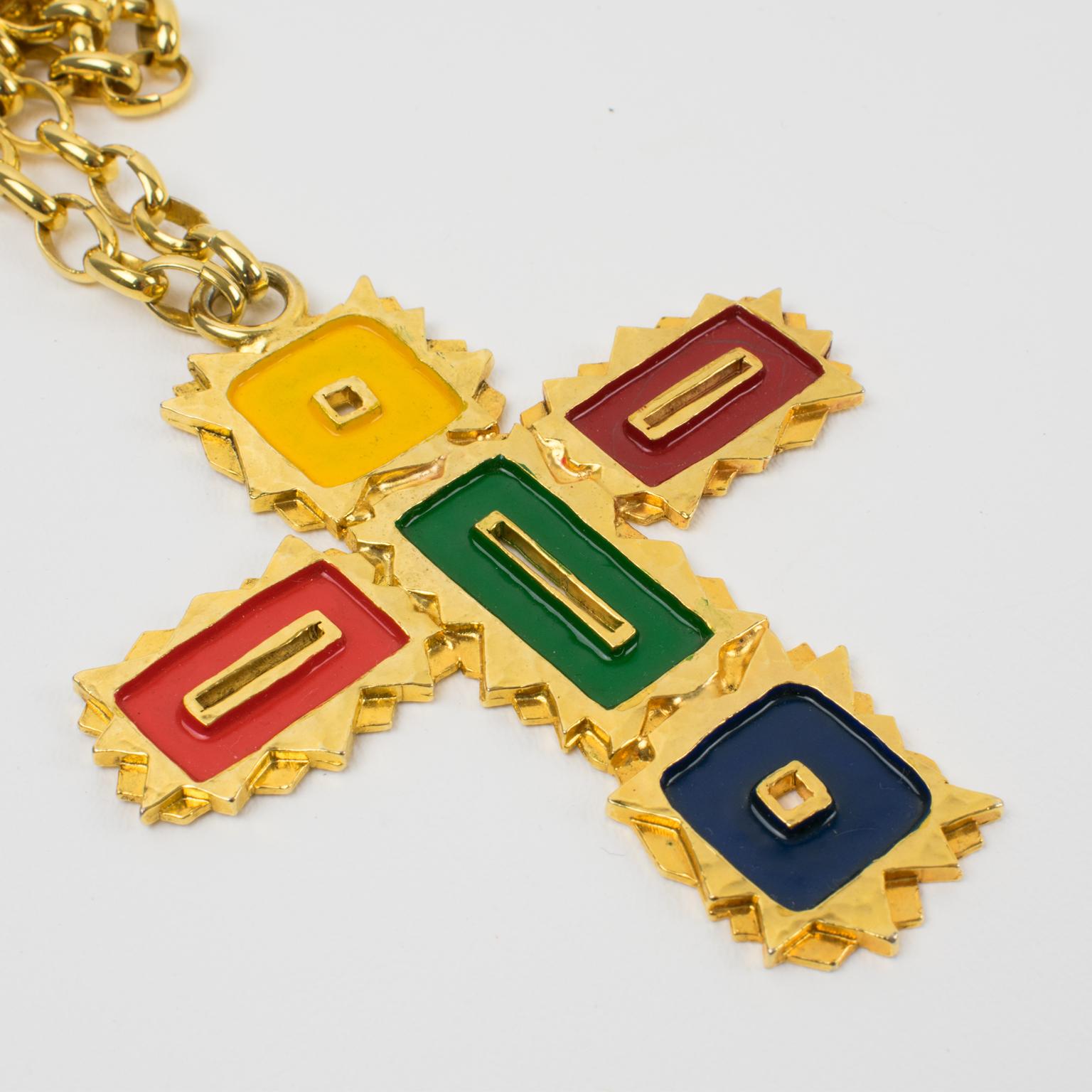 Mercedes Robirosa, collier pendentif croix surdimensionné en métal doré et émail en vente 1