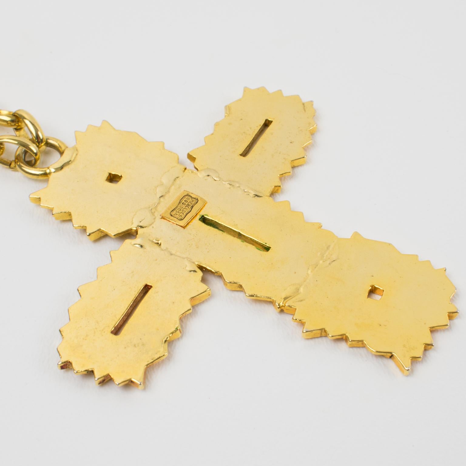 Mercedes Robirosa, collier pendentif croix surdimensionné en métal doré et émail en vente 3