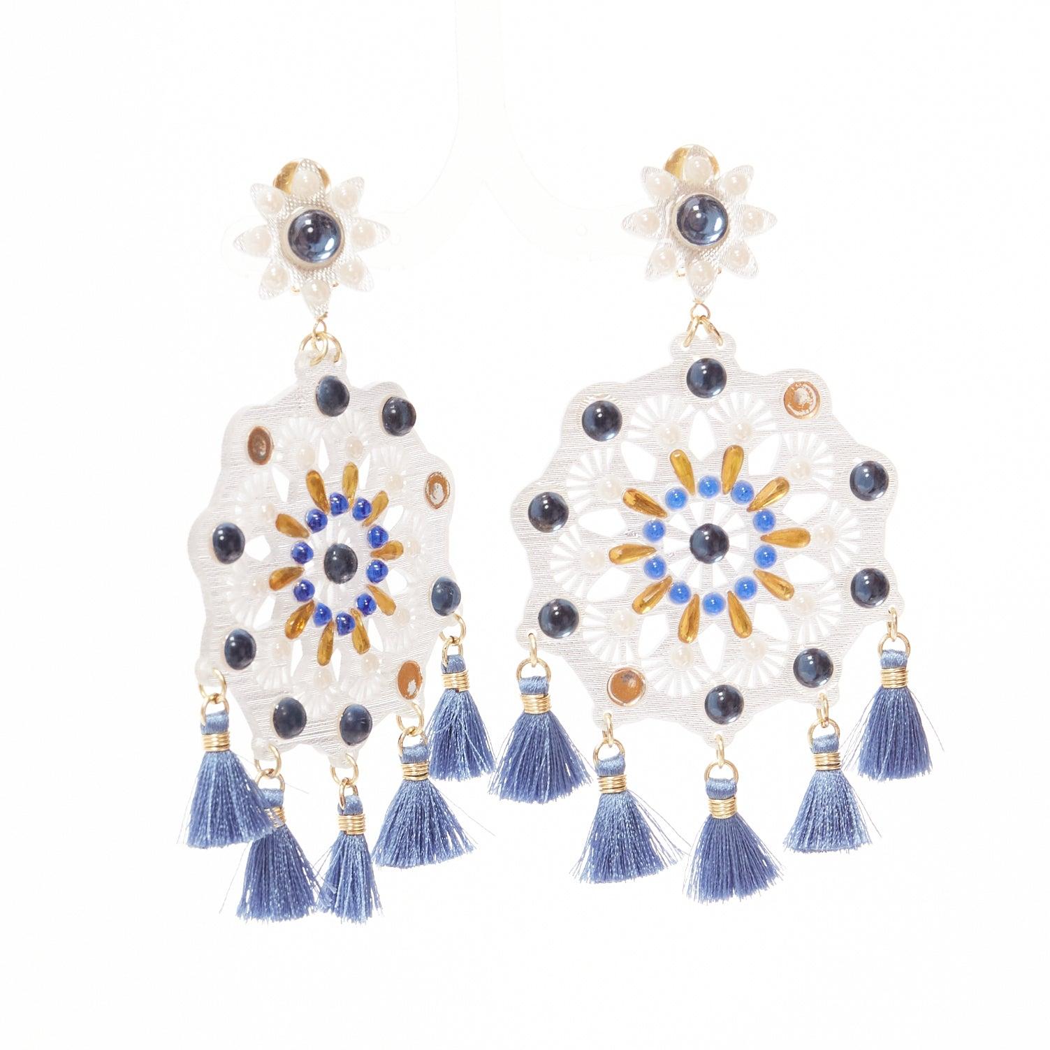 MERCEDES SALAZAR clear acrylic blue beads tassels clip on drop earrings
Reference: AAWC/A01257
Brand: Mercedes Salazar
Material: Acrylic
Color: Clear, Blue
Pattern: Solid
Closure: Clip On
Lining: Gold Metal

CONDITION:
Condition: Poor, this item was