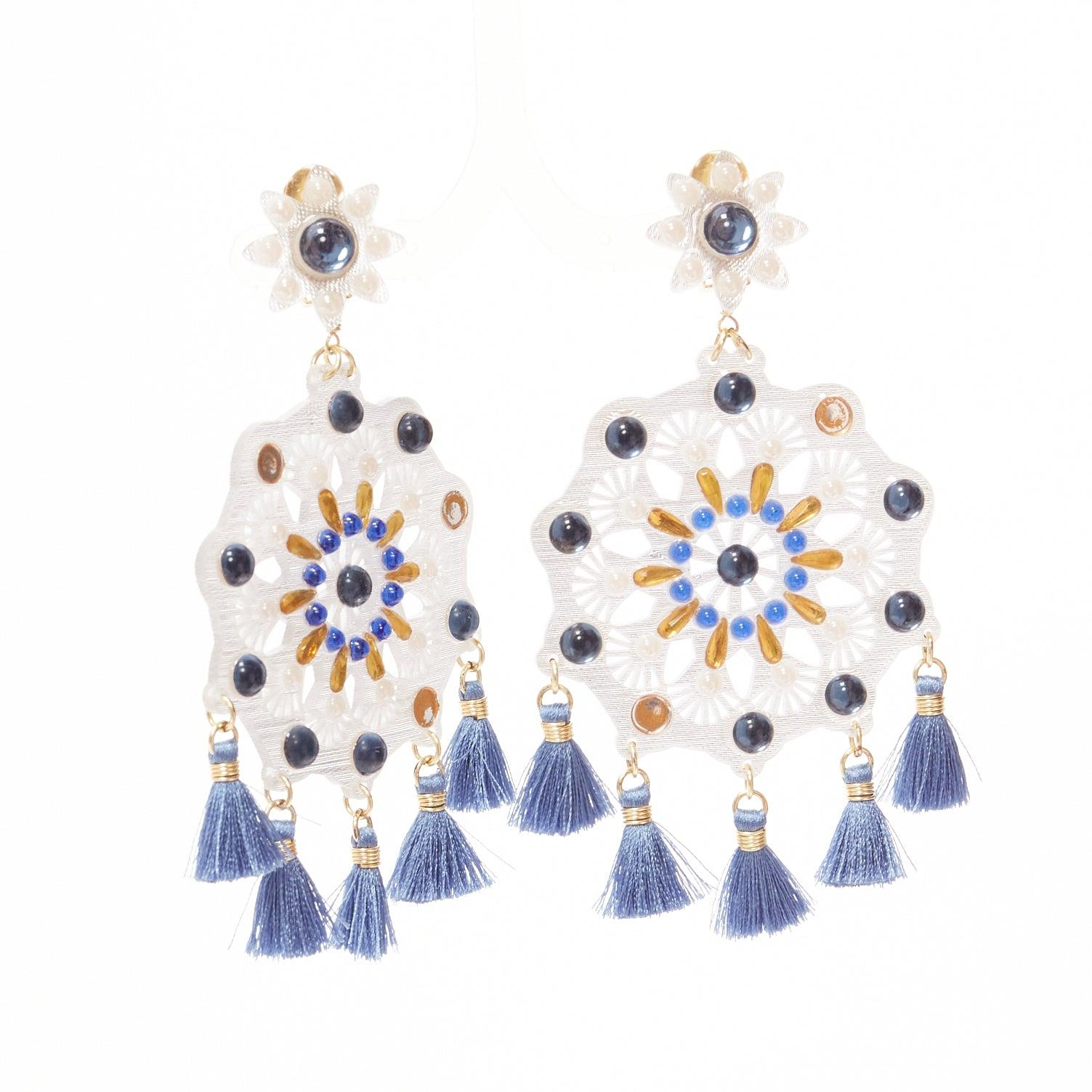 MERCEDES SALAZAR orecchini a goccia con nappe di perline blu acriliche chiare
Riferimento: AAWC/A01257
Marchio: Mercedes Salazar
Materiale: Acrilico
Colore: trasparente, blu
Modello: Tinta unita
Chiusura: Clip On
Fodera: Metallo