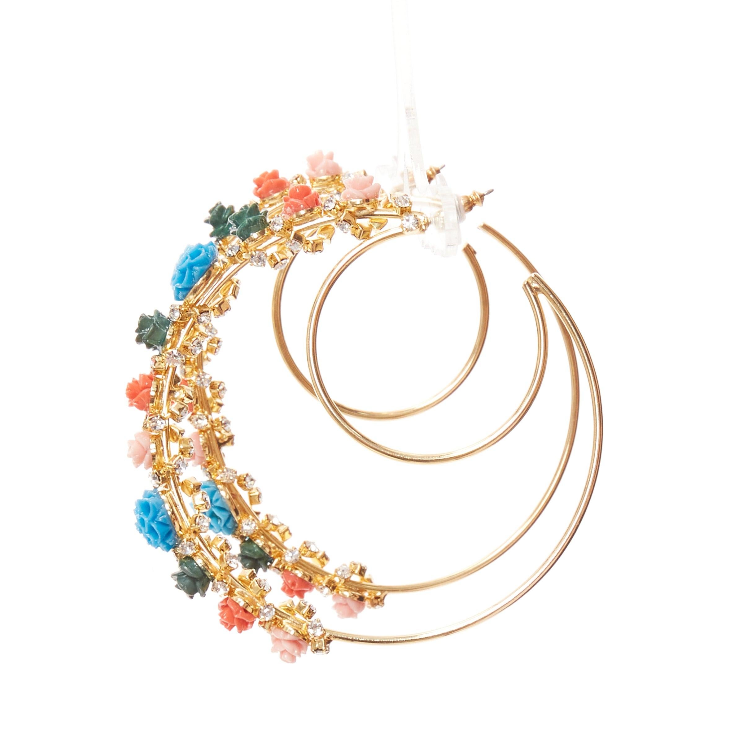 MERCEDES SALAZAR multicolour resin flower embellished moon hoop pin earrings
Reference: AAWC/A01263
Brand: Mercedes Salazar
Material: Metal, Resin
Color: Gold, Multicolour
Pattern: Floral
Closure: Pin
Lining: Gold Metal

CONDITION:
Condition: Poor,