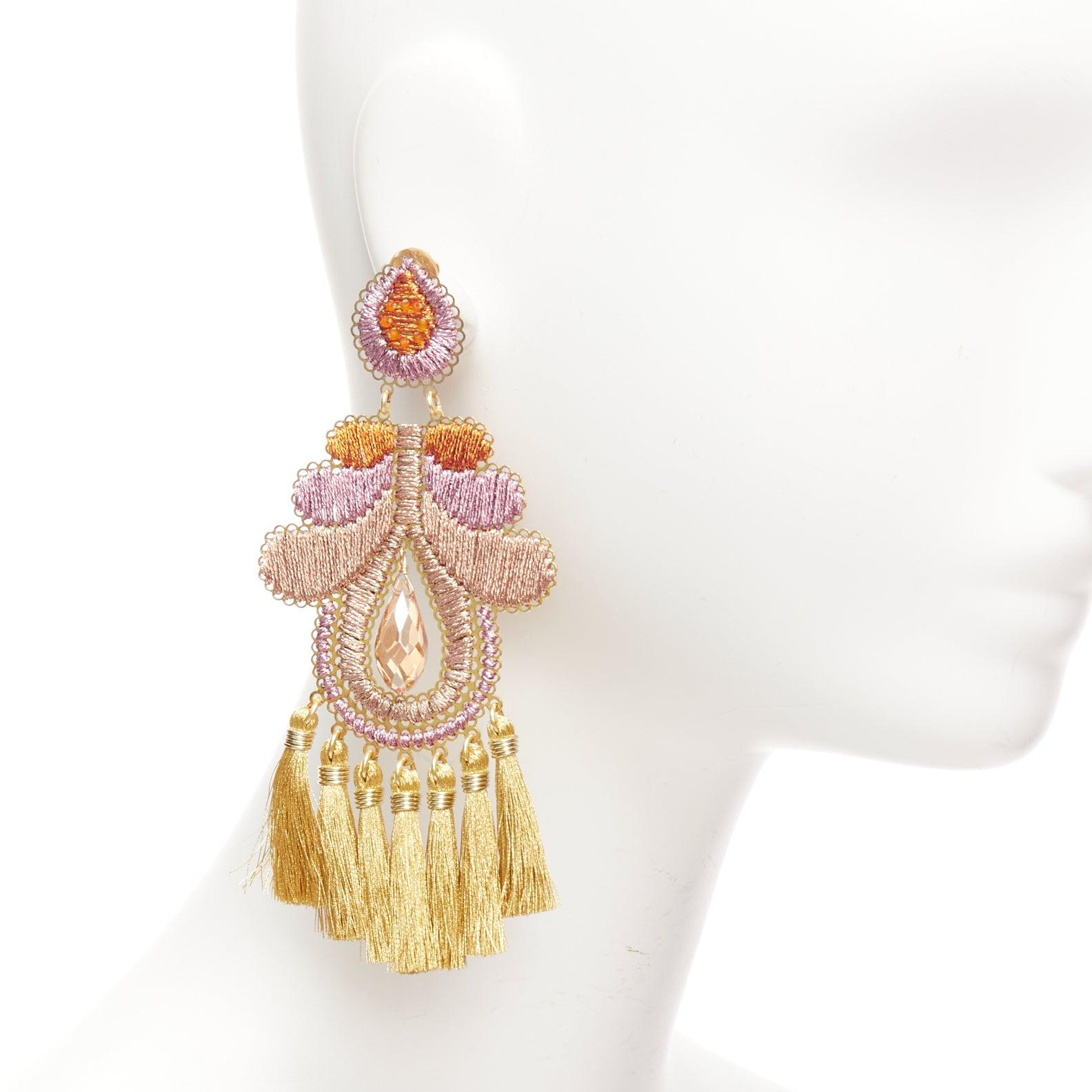 MERCEDES SALAZAR Orecchini a clip con applicazioni metalliche rosa e marrone Paio
Riferimento: AAWC/A01249
Marchio: Mercedes Salazar
Materiale: Tessuto, metallo
Colore: Oro, Rosa
Modello: Tinta unita
Chiusura: Clip On
Dettagli extra: Applicazione
