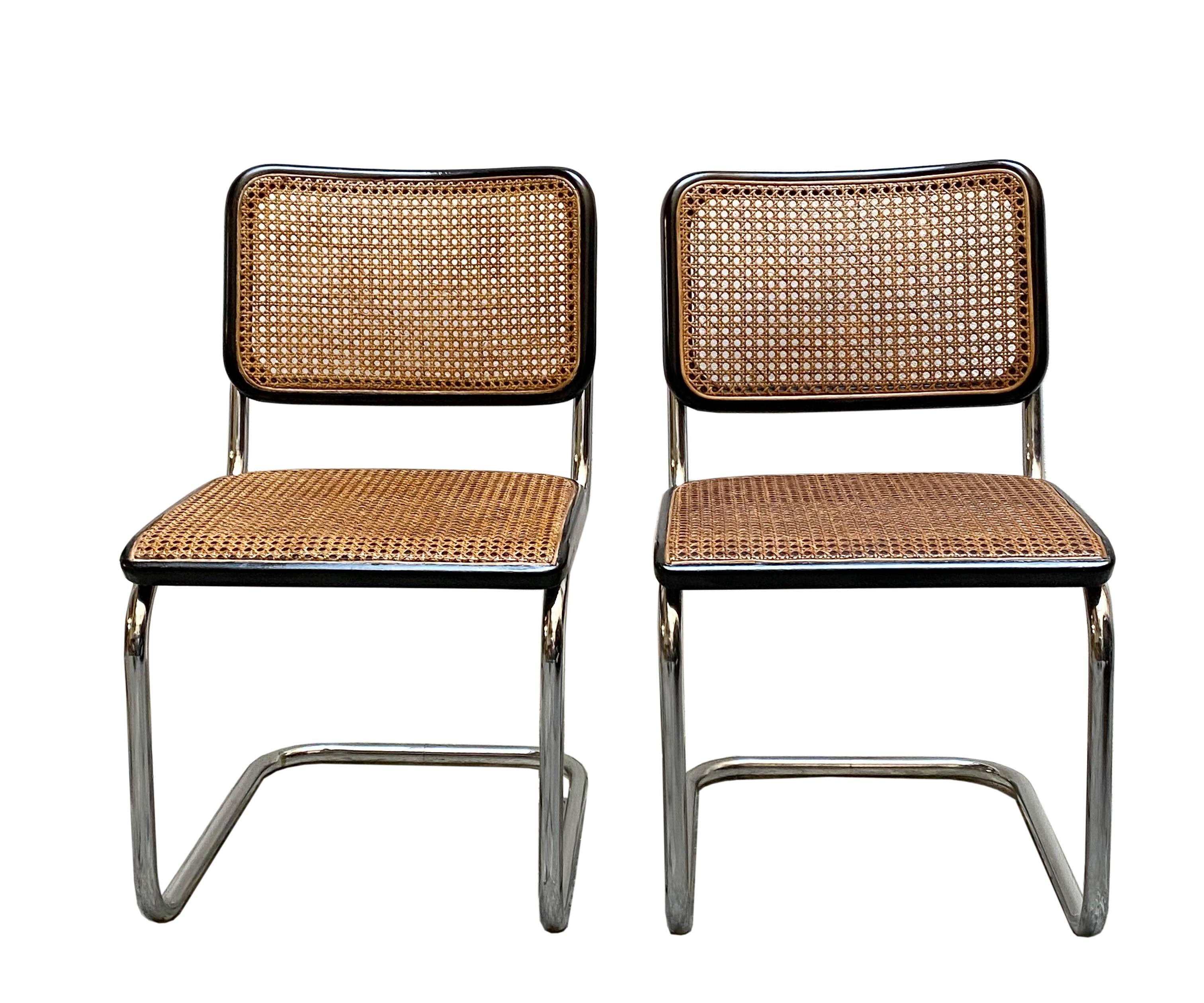 Pair of chairs by Marcel Breuer for Thonet 1950, the supporting structure made of continuous tubular steel, bent to shape the chair and then chromed.
The seat and backrest are made of black lacquered wood and Vienna straw.