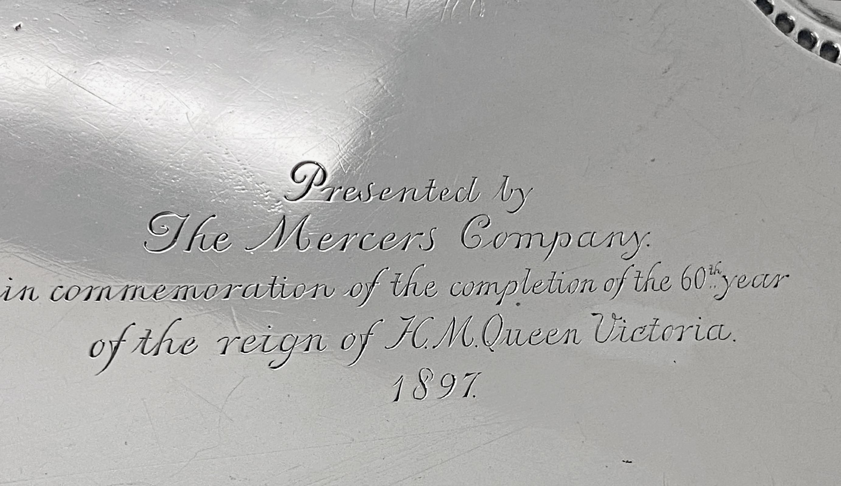 Mercers Company Garrard grand plateau Salver ancien de Londres 1897 en vente 2