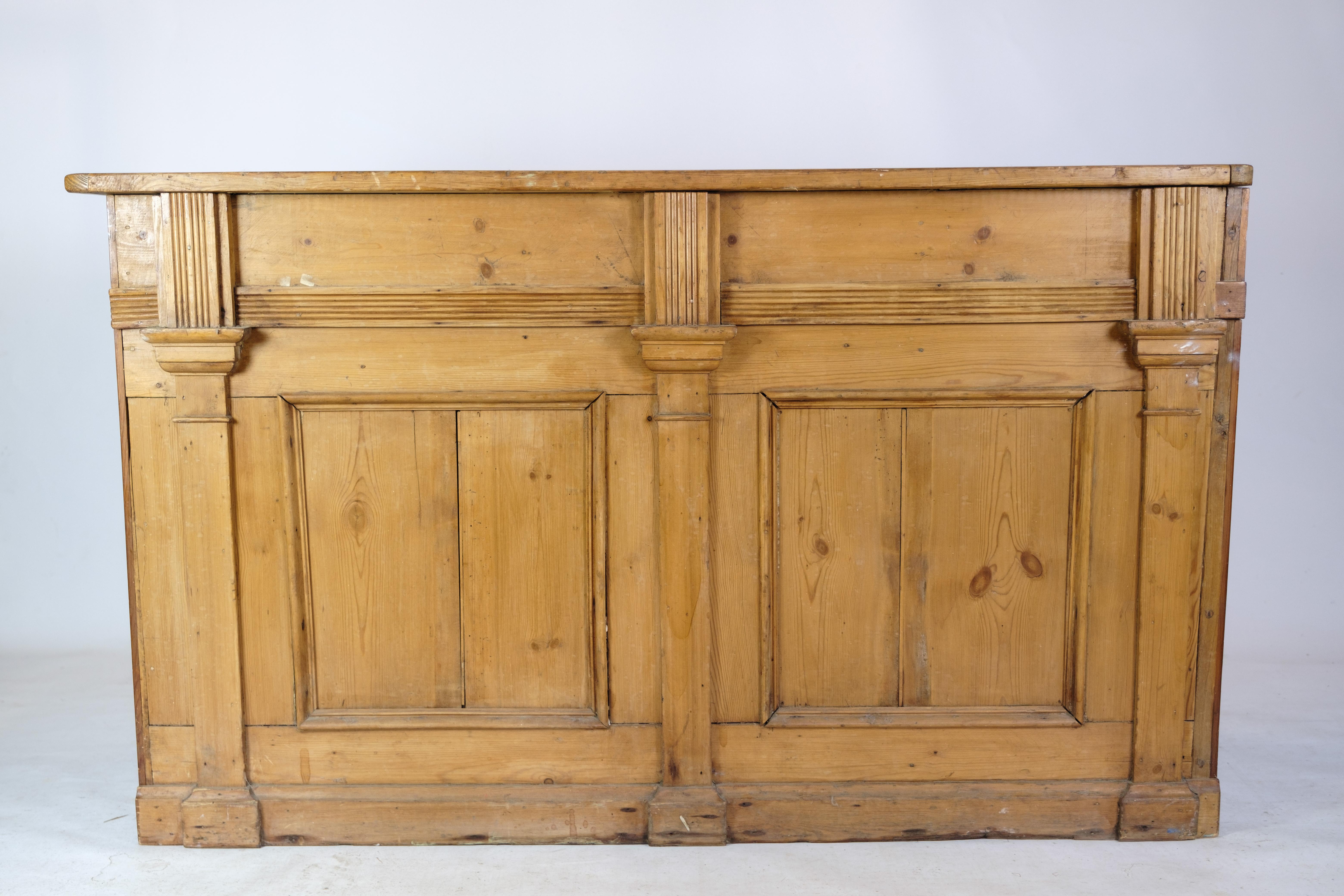 Antique grocery counter in light pine with shelves and drawers in light patina from around 1910.
Dimensions in cm: H:85 W:143 D:53