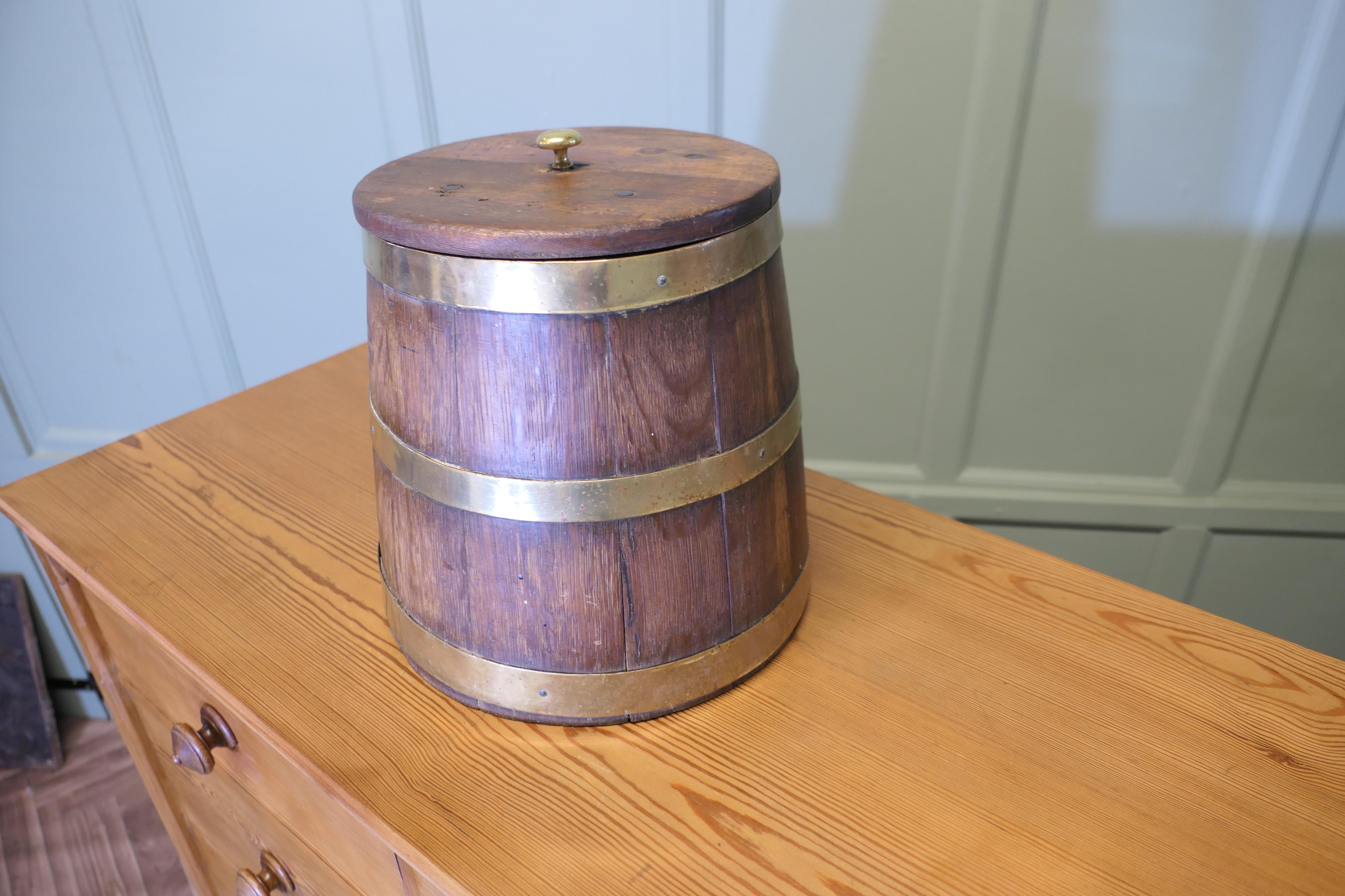 Rustique Merchant Navy “Grog Tub”, Oak and Brass Sailor’s Rum Barrel  A super piece. en vente
