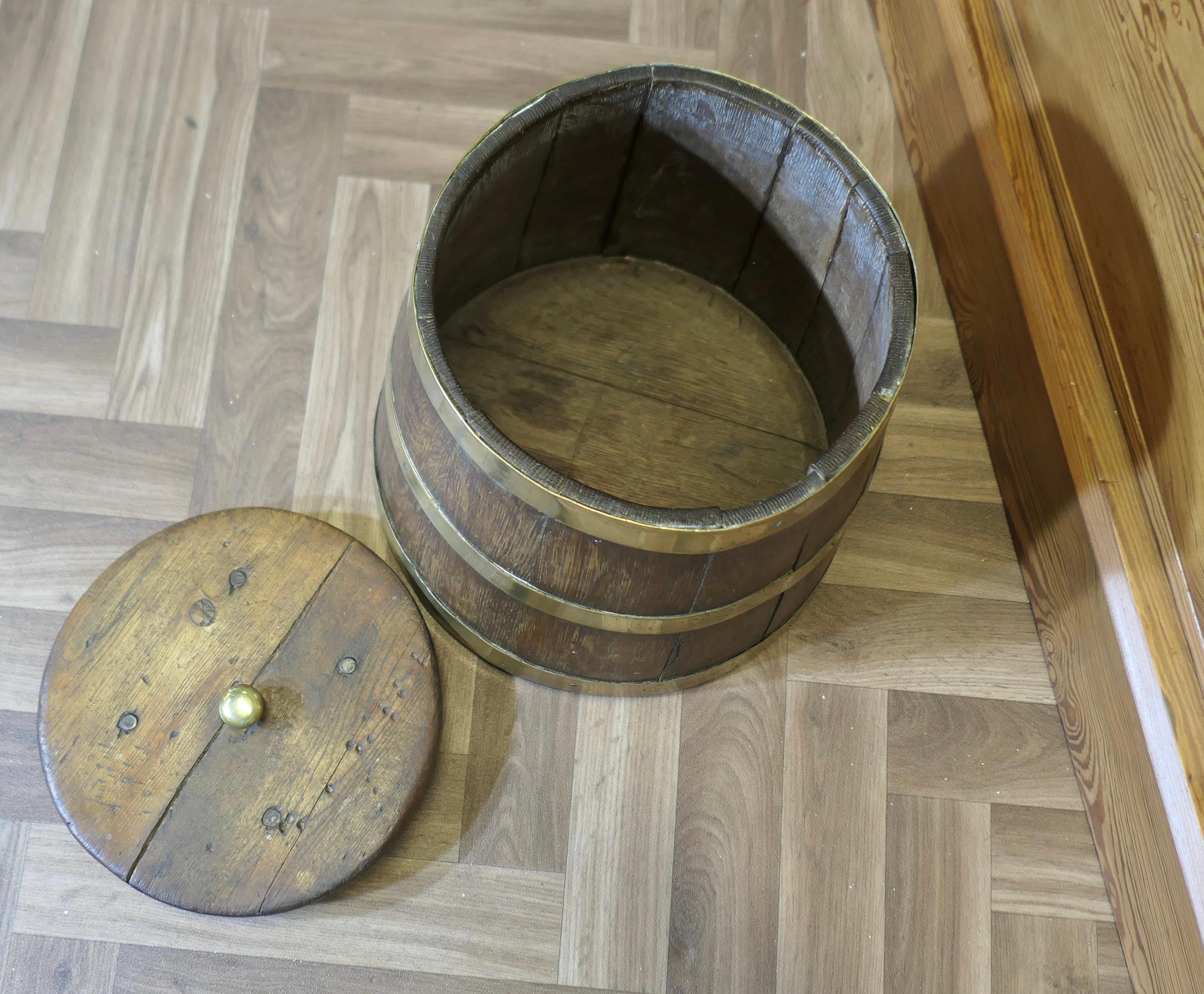 XIXe siècle Merchant Navy “Grog Tub”, Oak and Brass Sailor’s Rum Barrel  A super piece. en vente