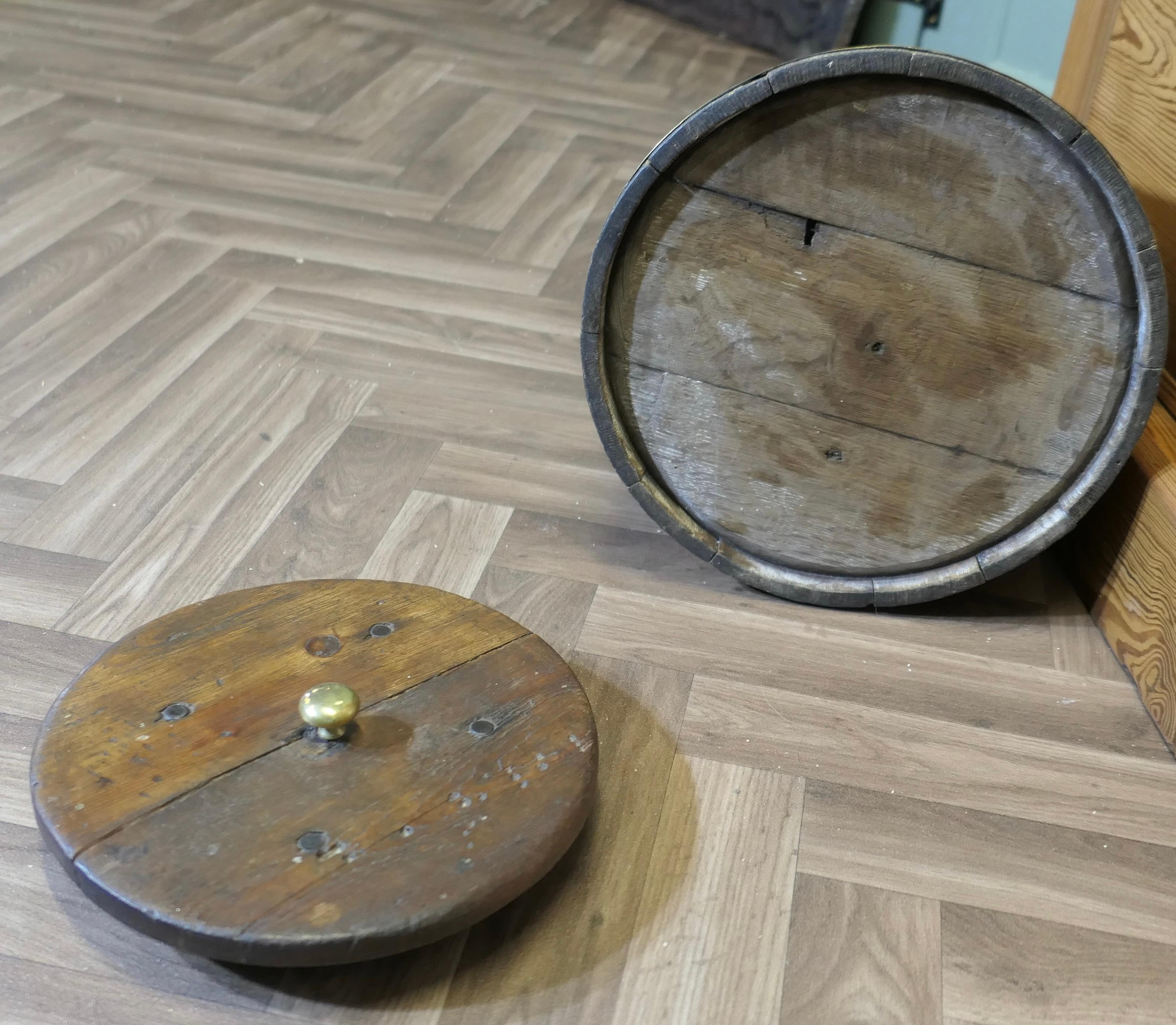 Chêne Merchant Navy “Grog Tub”, Oak and Brass Sailor’s Rum Barrel  A super piece. en vente