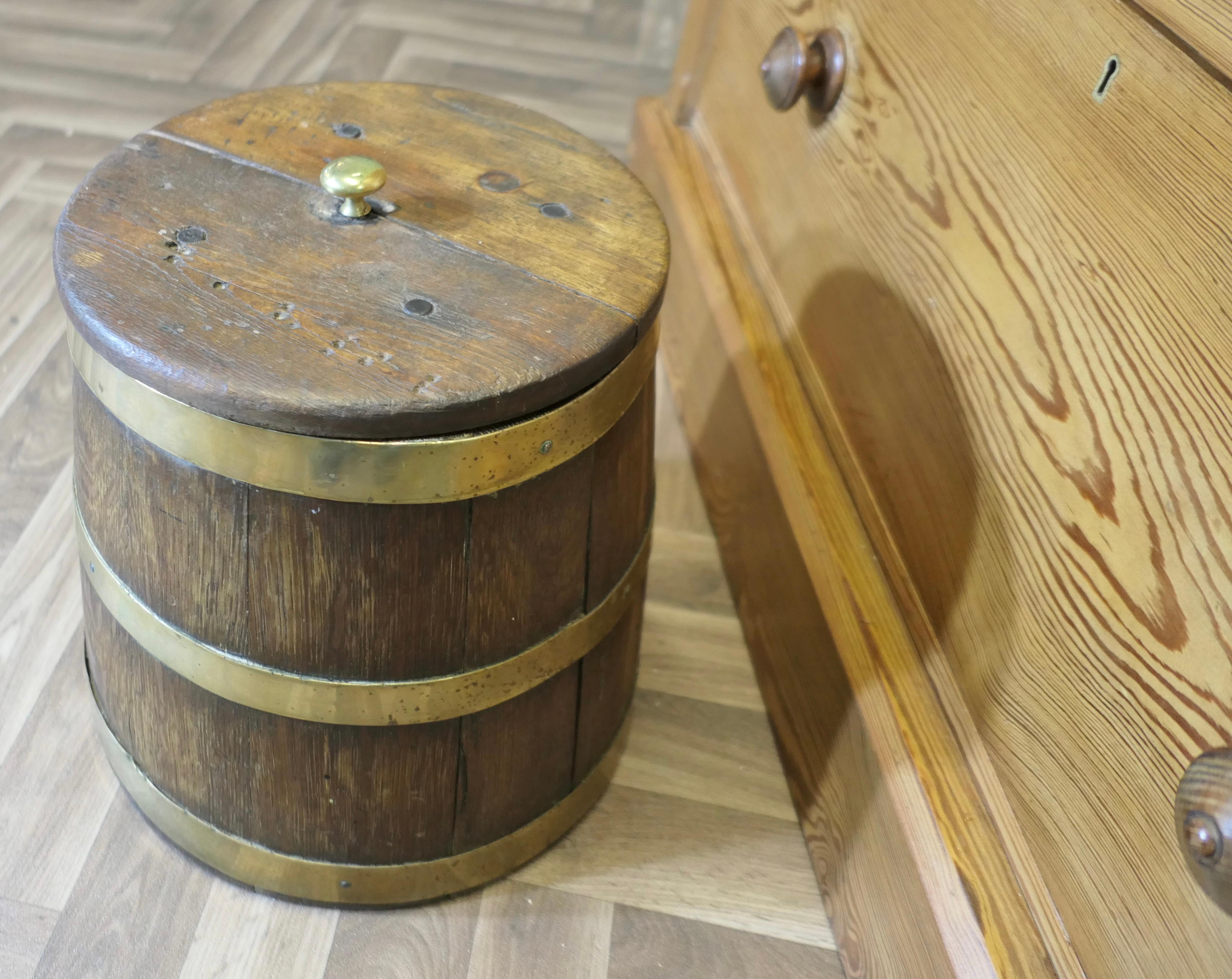Merchant Navy “Grog Tub”, Oak and Brass Sailor’s Rum Barrel  A super piece. en vente 1