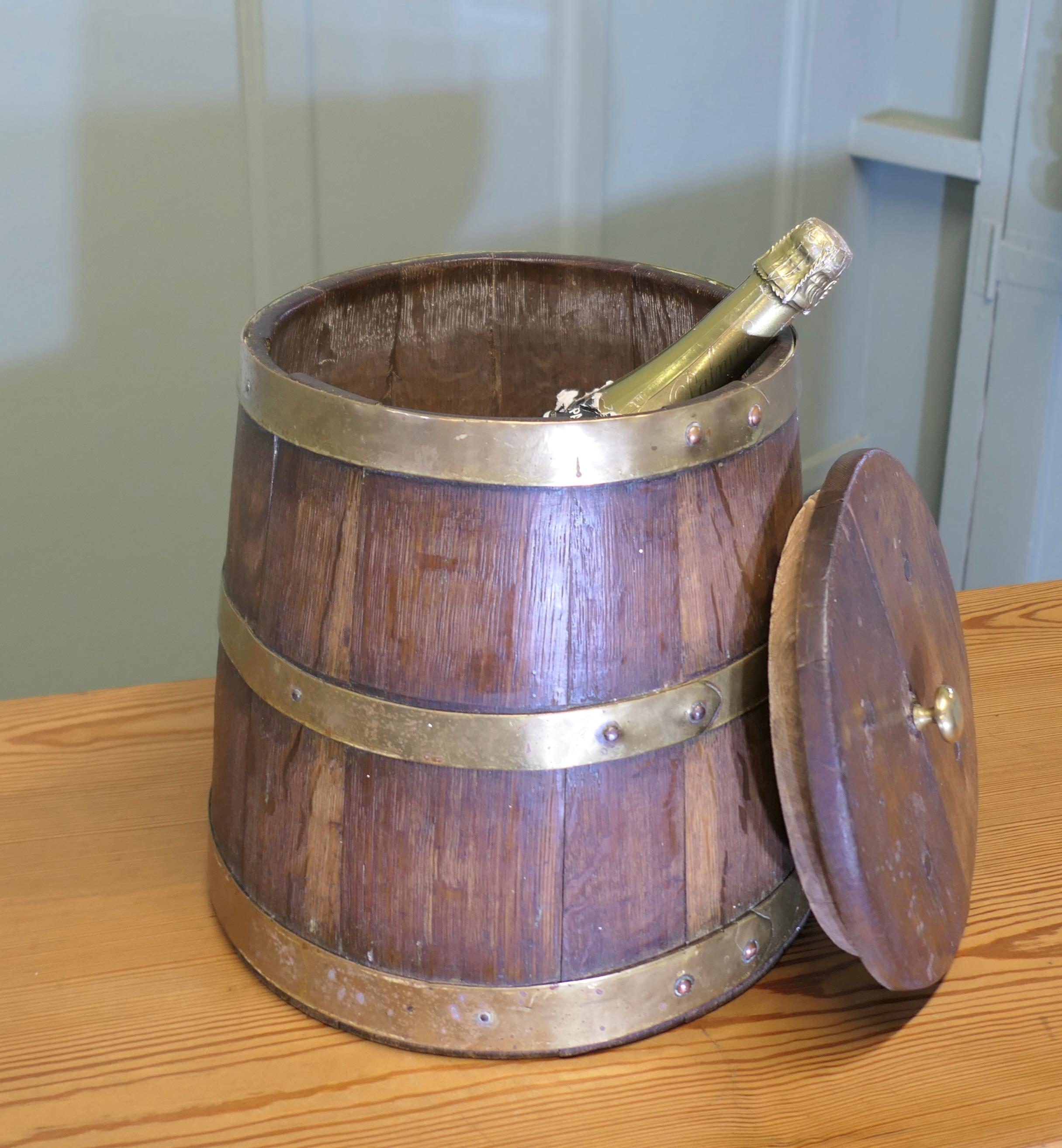 Merchant Navy “Grog Tub”, Oak and Brass Sailor’s Rum Barrel  A super piece. en vente 2