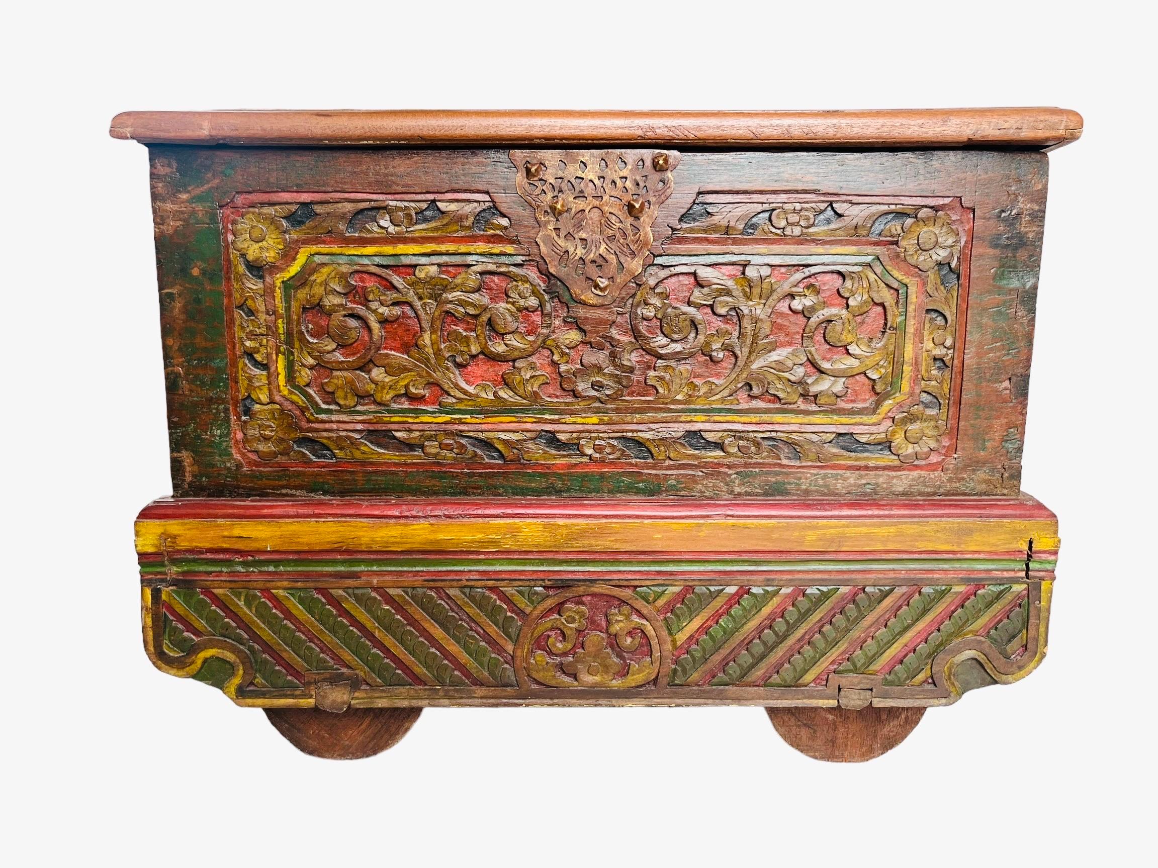 Very pretty blanket chest on wheels for an Indonesian merchant from the end of the 19th century, from Madura.
The hand-painted and carved facade features superb plant and floral motifs.
Created in Madura, off the northeast coast of Java, in the late