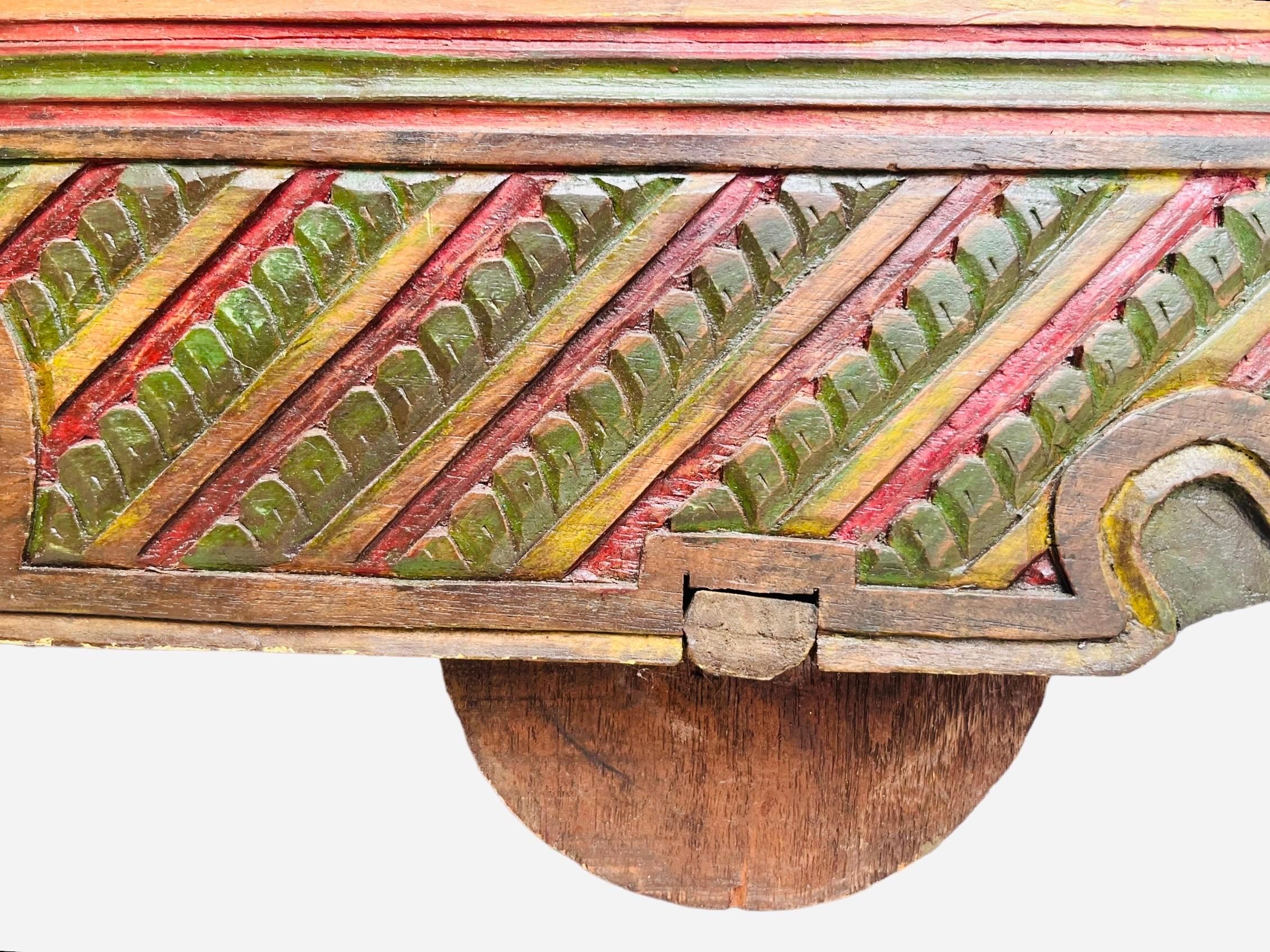 Merchant's Chest auf Rädern aus geschnitztem und lackiertem Holz – Madura Indonesien, 19. Jahrhundert (Indonesisch) im Angebot