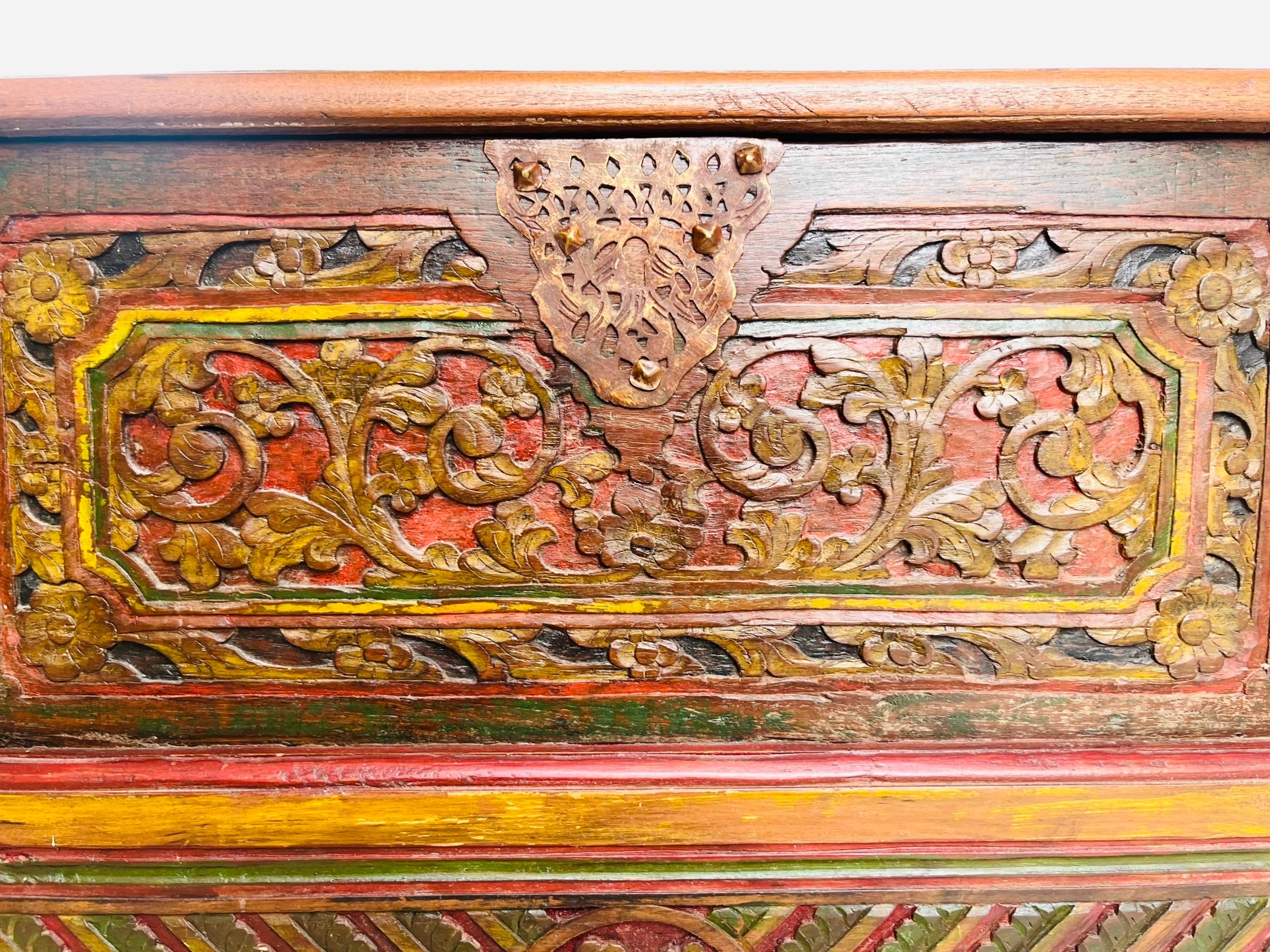 Merchant's Chest on wheels in carved and painted wood - Madura Indonesia 19th In Good Condition For Sale In Beuzevillette, FR