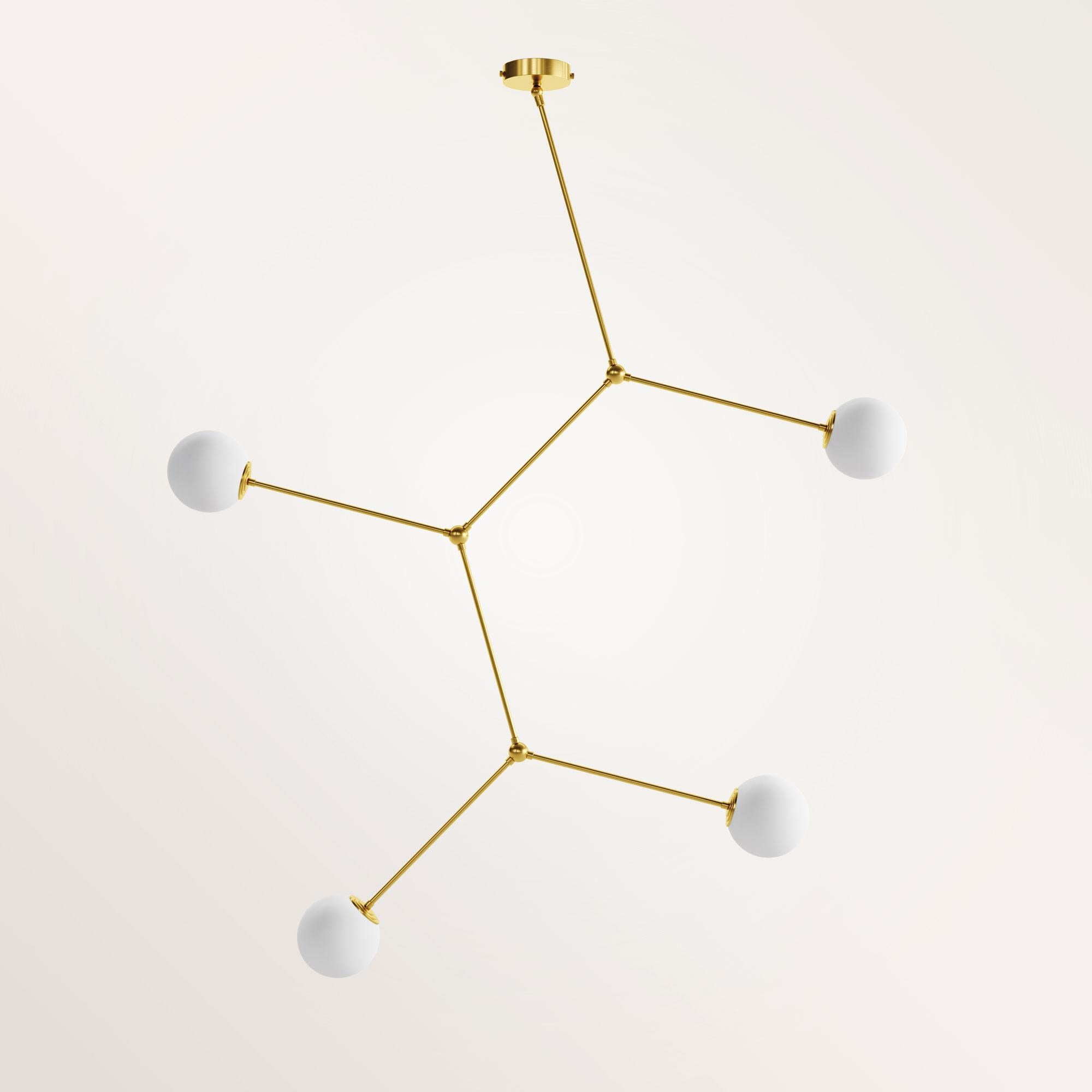Lampada a sospensione Mercure I di Gobo Lights
Dimensioni: D 12 x L 105 x H 130 cm
Materiali: Ottone, opalino.
Peso: 1.4 kg. 


Autodidatta e proveniente dal mondo della chimica, questo artigiano/designer belga progetta i suoi pezzi con la stessa