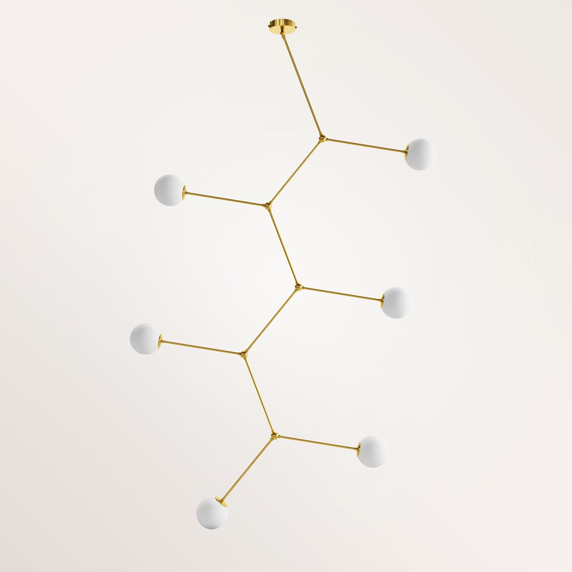 Lampada a sospensione Mercure II di Gobo Lights
Dimensioni: D 12 x L 115 x H 190 cm
Materiali: Ottone, opalino.
Peso: 2 kg. 


Autodidatta e proveniente dal mondo della chimica, questo artigiano/designer belga progetta i suoi pezzi con la stessa