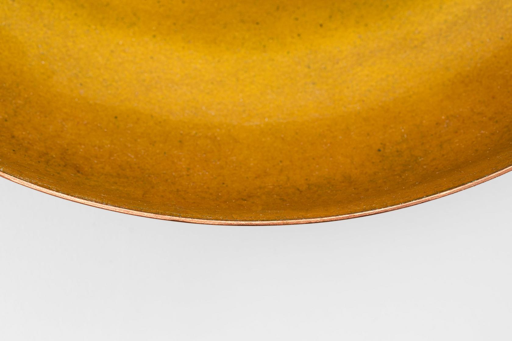 Collezione di vasi in rame con interno smaltato ed esterno brunito o smaltato. A differenza dei vasi Novae, i vasi Mercurio sono caratterizzati da un aspetto più ruvido e irregolare. Lo smalto a caldo su rame è una tecnica artigianale complessa, che
