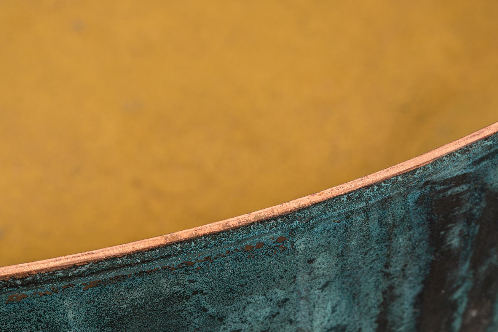 Collezione di vasi in rame con interno smaltato ed esterno brunito o smaltato. A differenza dei vasi Novae, i vasi Mercurio sono caratterizzati da un aspetto più ruvido e irregolare. Lo smalto a caldo su rame è una tecnica artigianale complessa, che