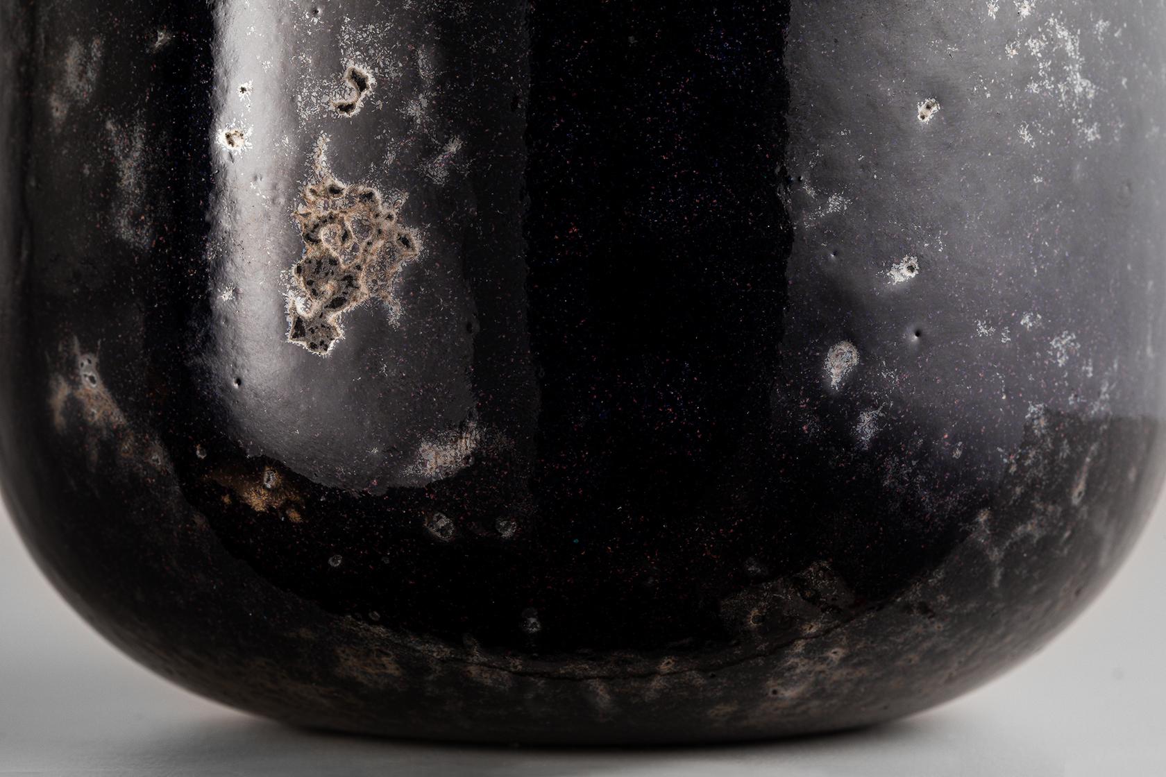 Collection'S von Kupfervasen mit emaillierter Innenseite und brünierter oder emaillierter Außenseite. Im Gegensatz zu den Novae-Vasen zeichnen sich die Mercurio-Vasen durch ein raueres, unregelmäßigeres Aussehen aus. Die Feueremaillierung auf Kupfer