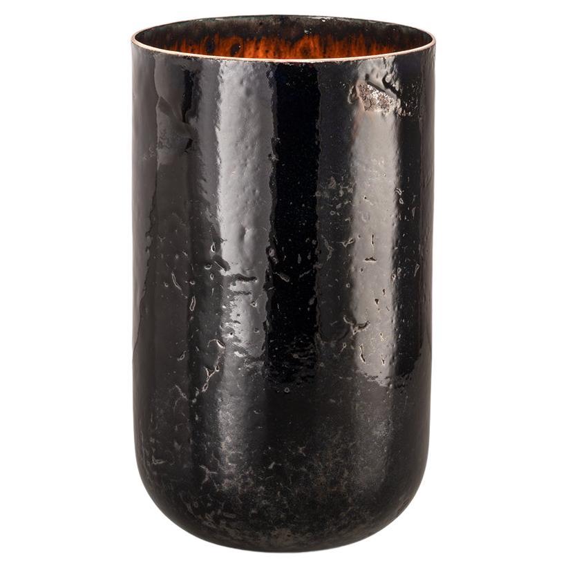 Collection'S von Kupfervasen mit emaillierter Innenseite und brünierter oder emaillierter Außenseite. Im Gegensatz zu den Novae-Vasen zeichnen sich die Mercurio-Vasen durch ein raueres, unregelmäßigeres Aussehen aus. Die Feueremaillierung auf Kupfer
