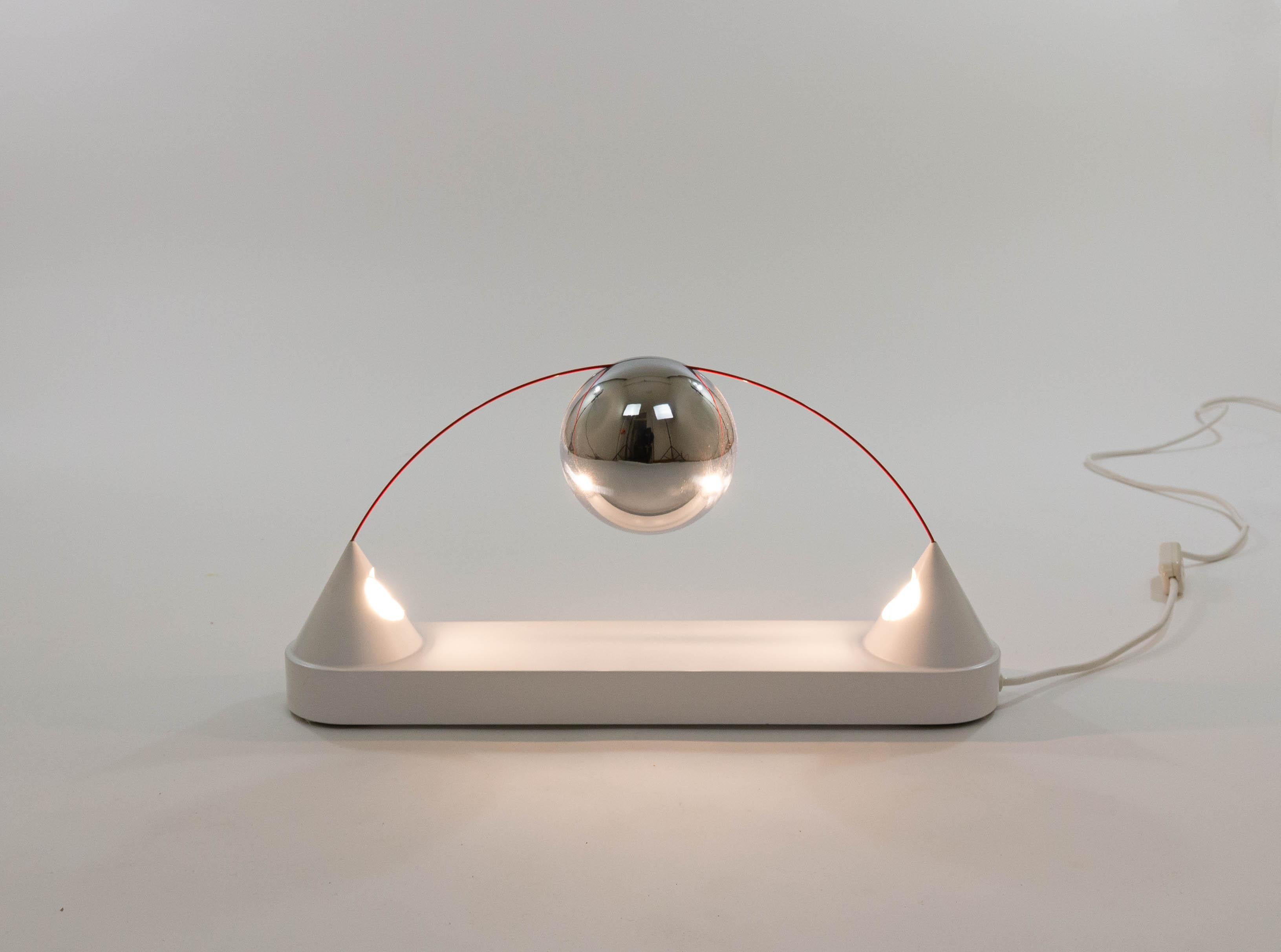 Lampe de table Mercurio conçue par Peppe di Giuli en 1971 et produite par Sirrah.

Comme le décrit un catalogue original de Sirrah : 