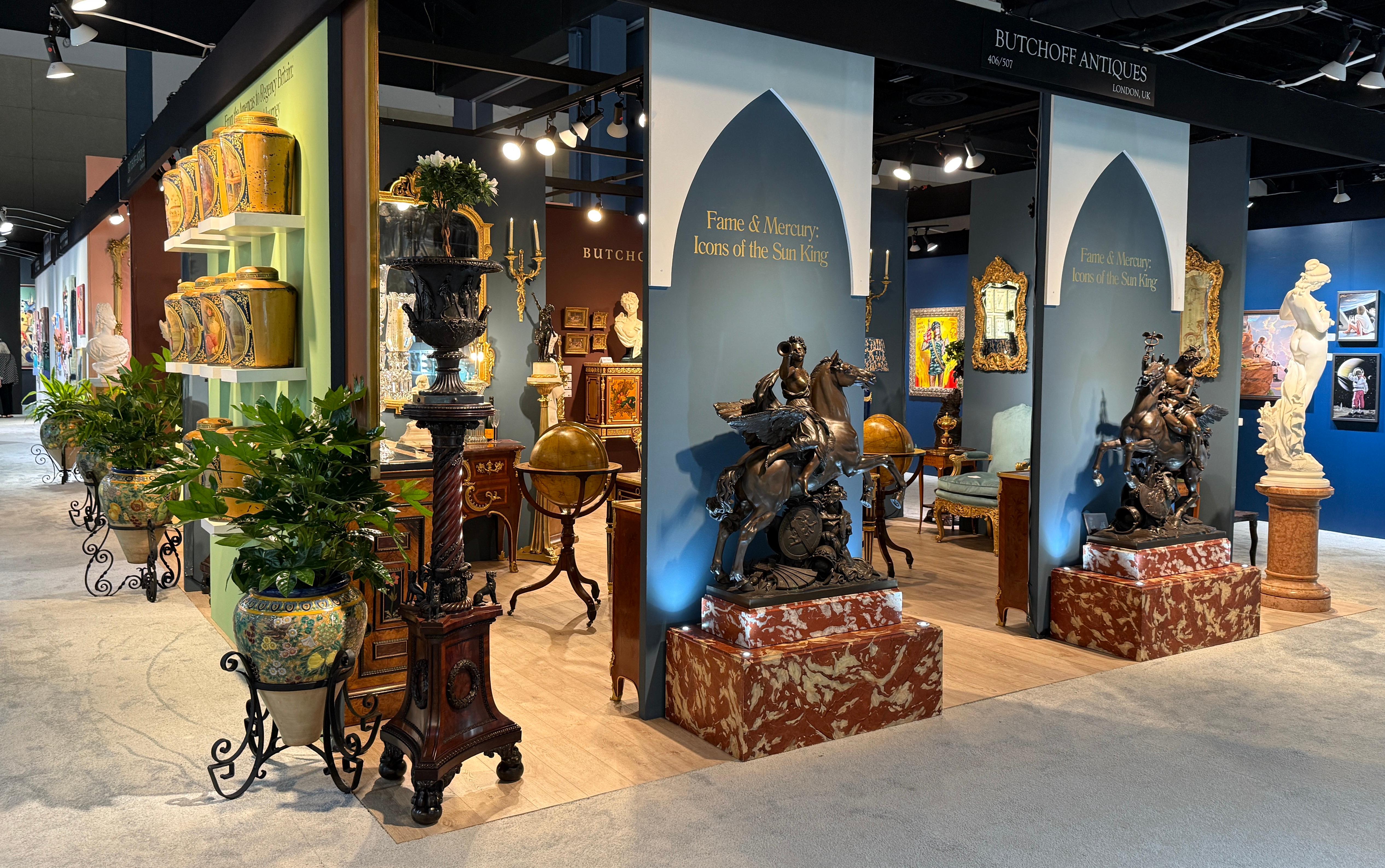 Mercurio e Famed seduti su Pegaso
Dopo Antoine Coysevox (1640-1720)

Cast di Eugène Cornu (1827-1899)

Montate su basi di marmo Rouge de Languedoc, le sculture in bronzo patinato rappresentano Fama e Mercurio. Famed è raffigurato con una corona