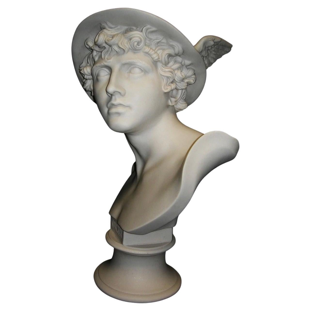 Questo busto di Mercurio - Messaggero degli Dei (20° secolo) è una raffinata reinterpretazione del dio romano Mercurio, noto per la sua rapidità e per il suo ruolo di messaggero divino. Il busto cattura i tratti giovanili ed energici del dio, ornato