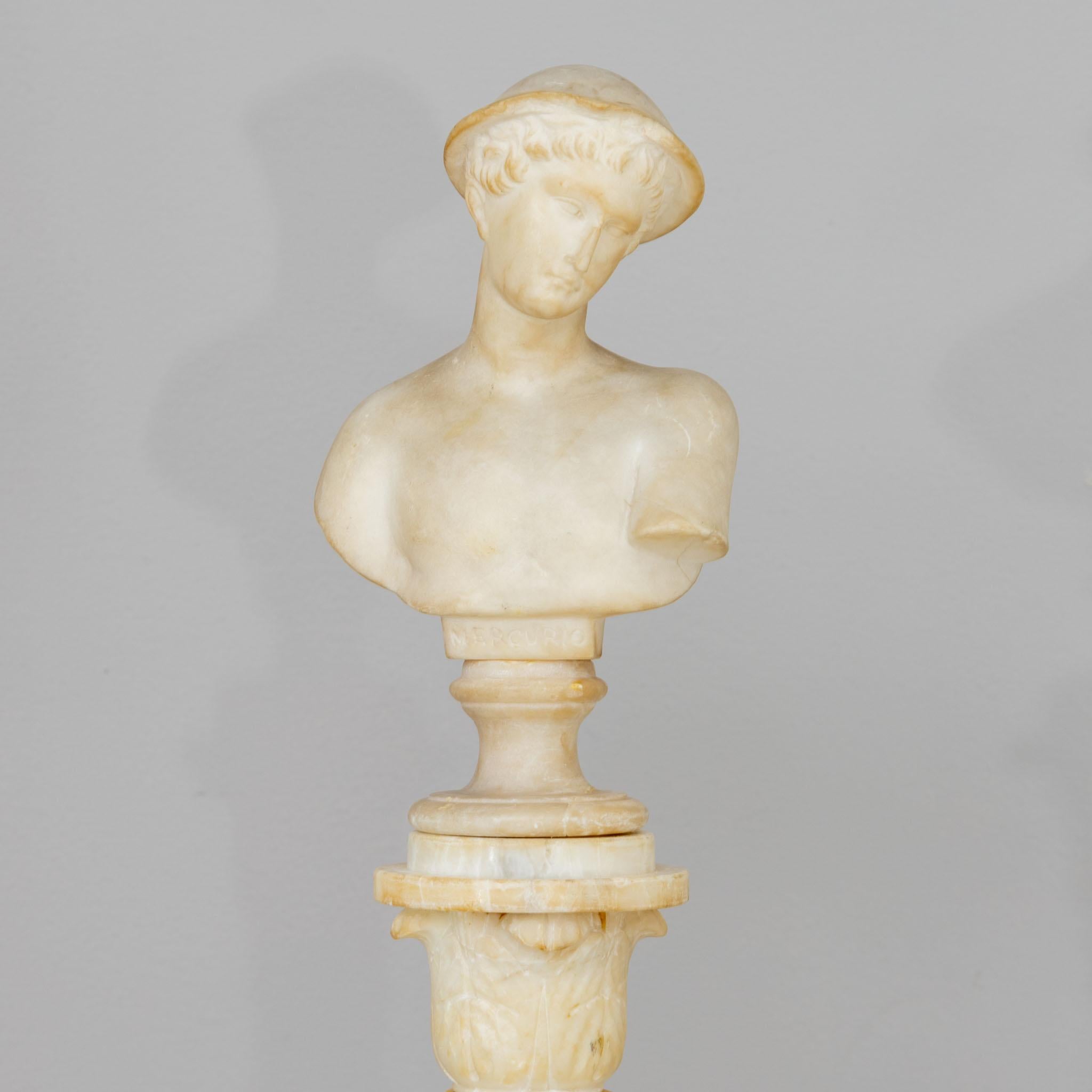 Mariage Grand Tour en albâtre avec le buste de Mercure (inscrit Mercurio) monté sur une colonne torsadée avec un chapiteau feuillagé et une base carrée.