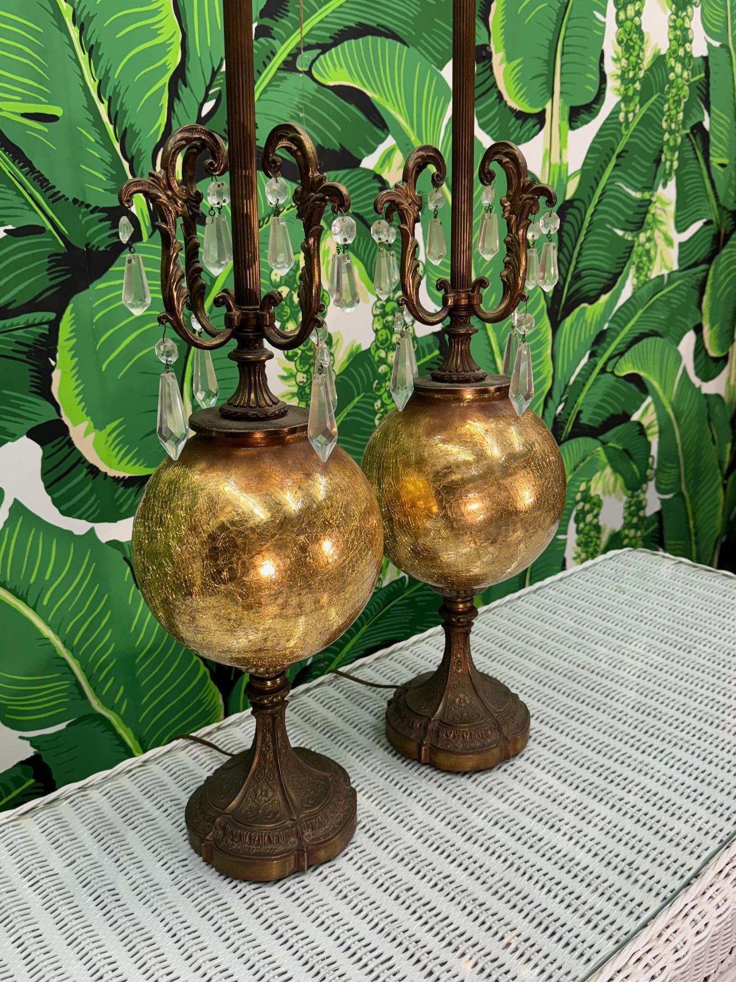 Die Vintage-Bronze-Tischlampen sind mit verschnörkelten Details, goldenen Quecksilberglaskugeln und hängenden Kristallen versehen. Guter Vintage-Zustand mit kleinen altersbedingten Mängeln, siehe Fotos für Zustandsdetails.
Für einen