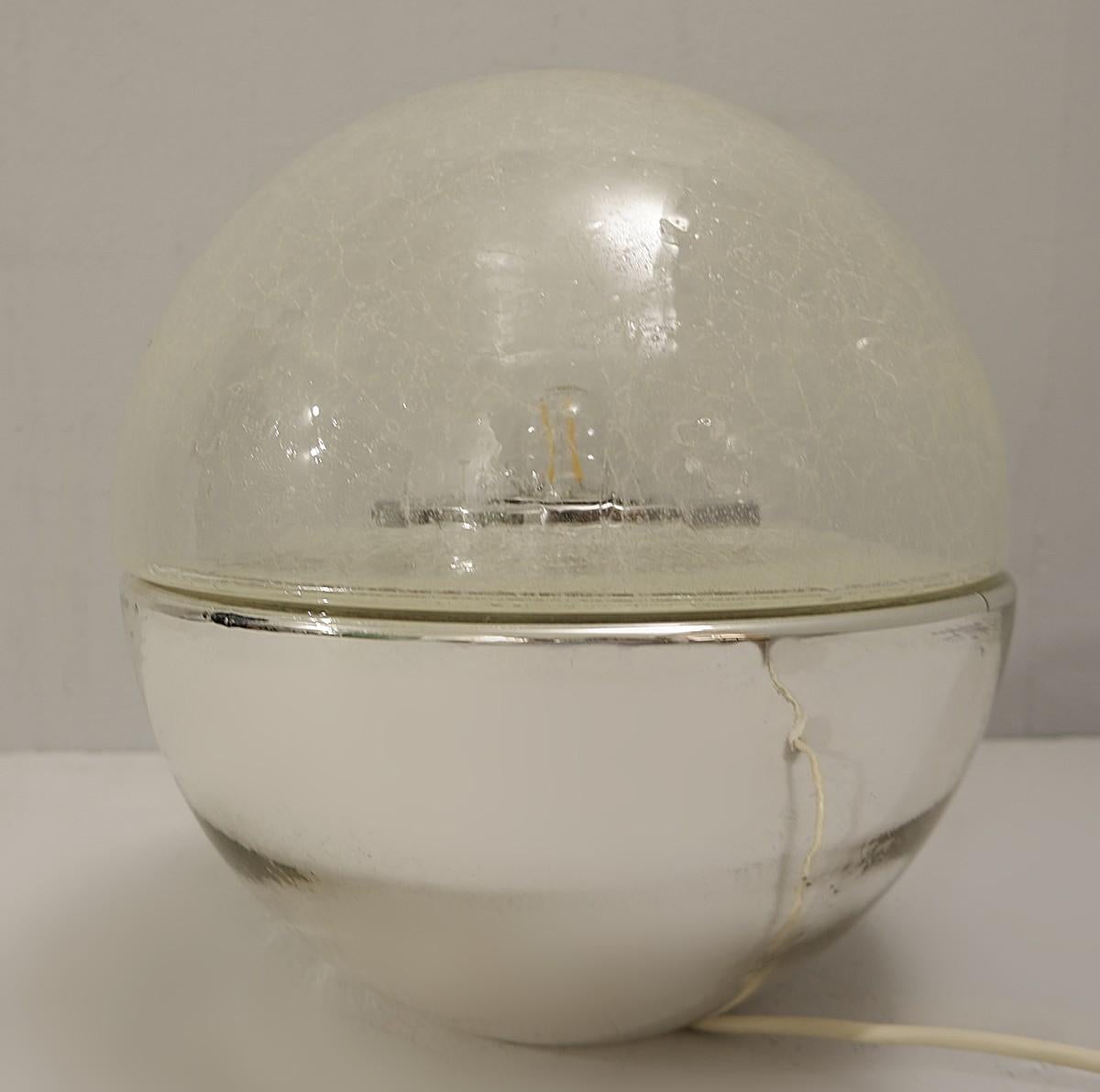 Lampe de bureau italienne en forme de globe en verre mercur des annes 1970 Bon état - En vente à Brussels , BE