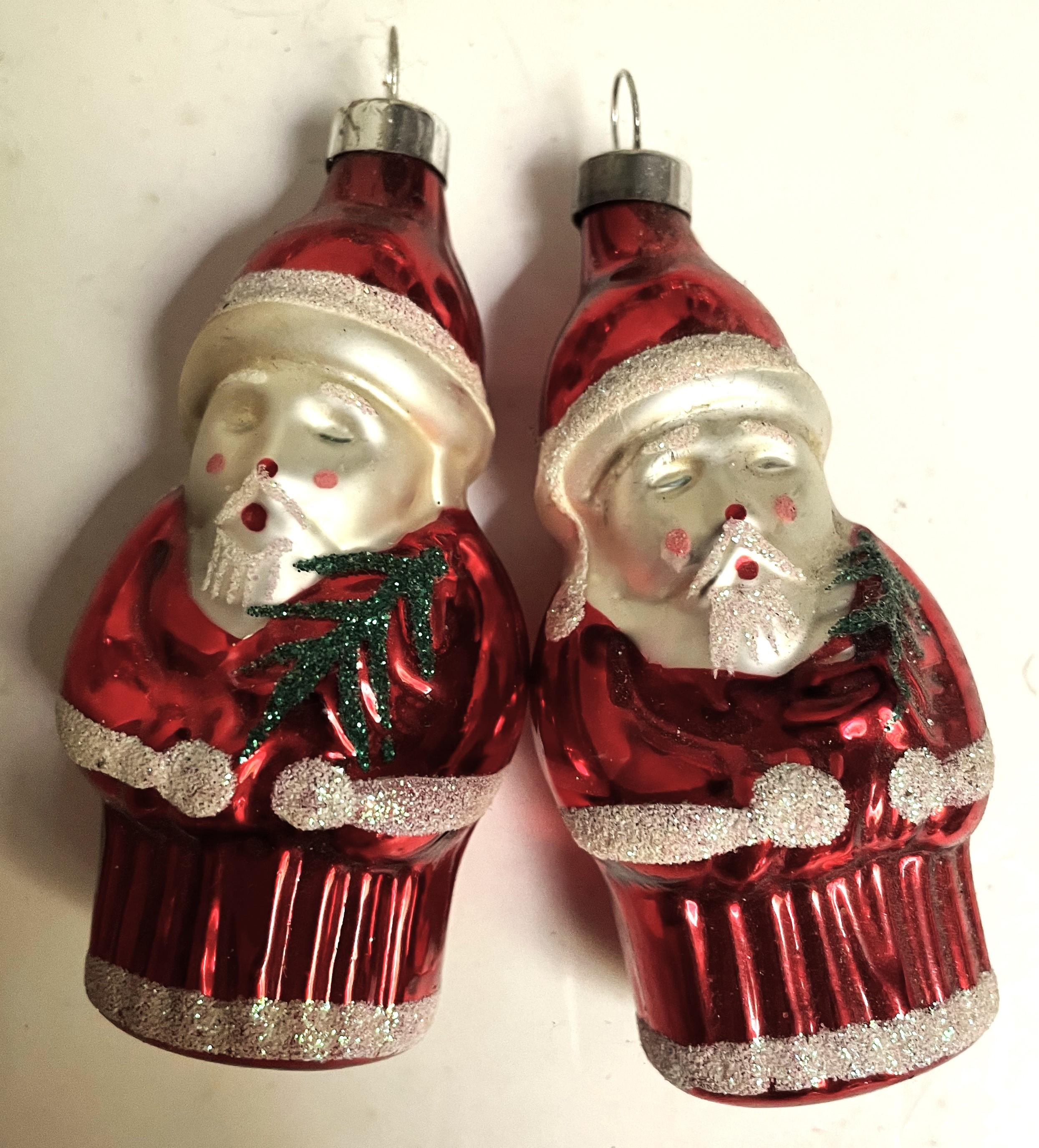 Ornamento per albero di Natale in vetro Mercury con Babbo Natale che tiene in mano l'albero di Charlie Brown in vendita 4