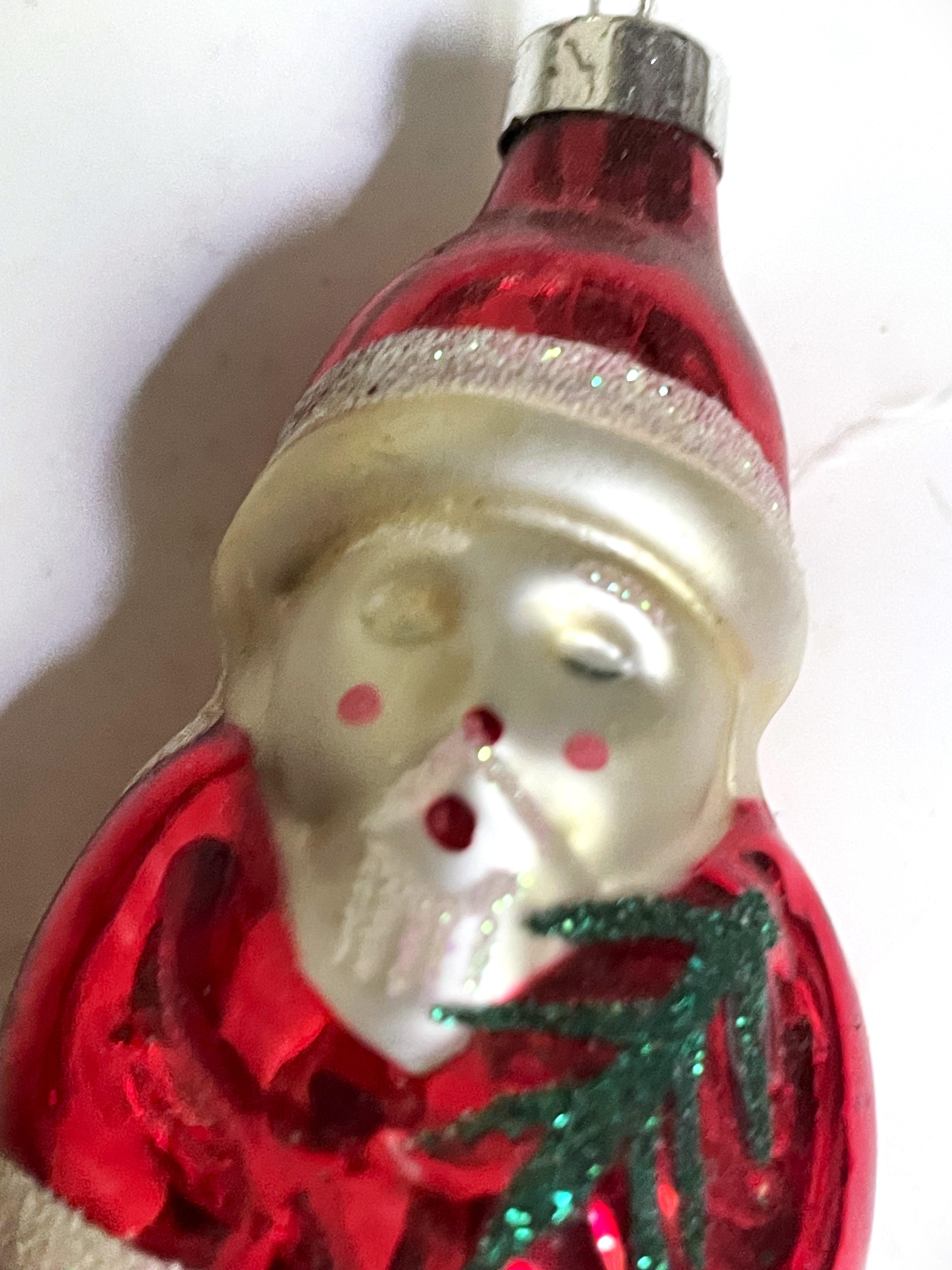 Arte popolare Ornamento per albero di Natale in vetro Mercury con Babbo Natale che tiene in mano l'albero di Charlie Brown in vendita