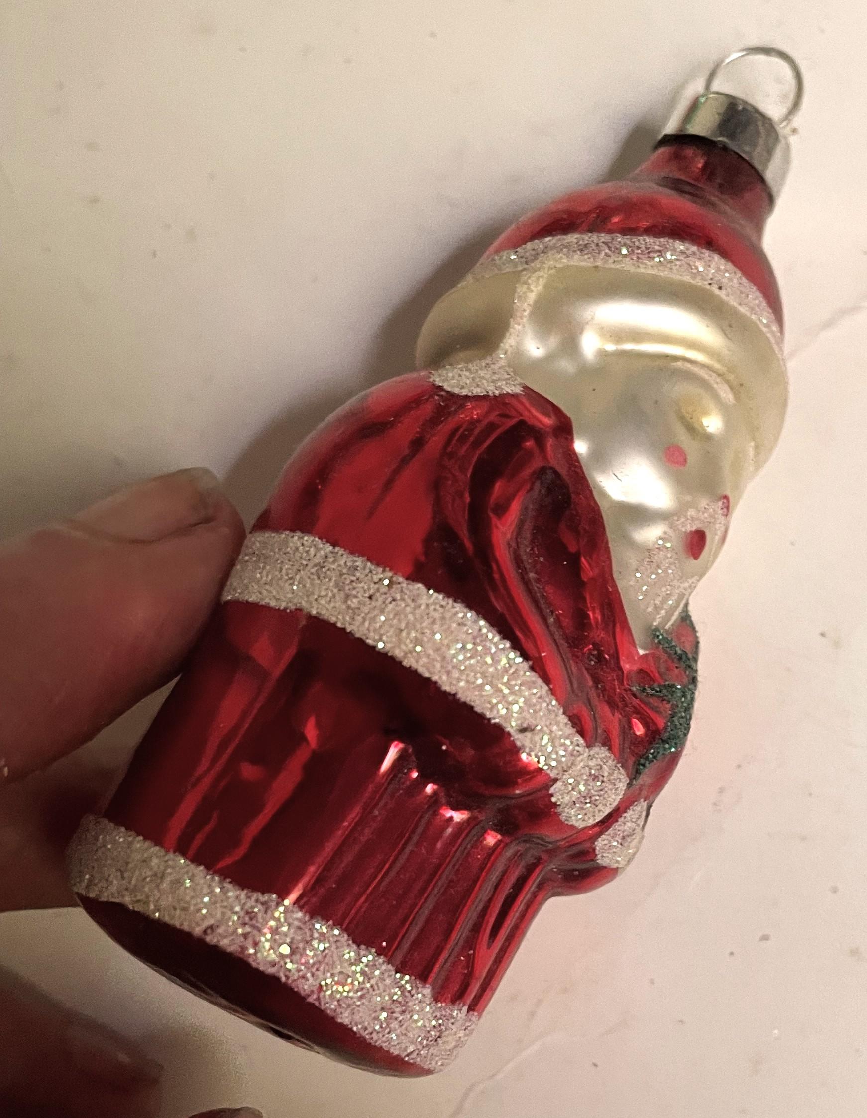 Ornamento per albero di Natale in vetro Mercury con Babbo Natale che tiene in mano l'albero di Charlie Brown In condizioni buone in vendita a Clifton Forge, VA